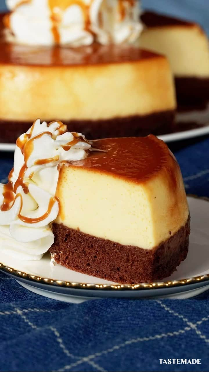 テイストメイドのインスタグラム：「【むっちり濃厚】新感覚スイーツ「プヂン」 Brazilian Style Caramel Flan Pudding🍮  SNSでも話題の「プヂン」は、 プリンとスポンジを合わせたブラジルで親しまれてるプリンって知ってた？🍮  練乳が入った超濃厚なプリンと、しっとりなココアスポンジで分かれていて 2層の見た目が美しいだけでなく、新感覚な食感を楽しめます！  最新のトレンドスイーツ、ぜひ作ってみてね😍🤍  ■材料 エンゼル型18cm  1個分 《卵液》 卵 5個 牛乳 370ml 練乳 200g バニラエッセンス 適量 《スポンジ生地》 卵 2個 砂糖 45g 薄力粉 45g ココアパウダー 15g サラダ油 20g 《カラメルソース》 砂糖 100g 水 30ml 熱湯 30ml 《ホイップクリーム》 生クリーム 200ml 砂糖 15g  ■作り方 【事前準備】 オーブンを160度に予熱しておく。 生クリーム、砂糖を合わせホイップクリームを作っておく。 スポンジ生地を作っておく。卵と砂糖をボウルに入れ、もったりするまで泡立てる。そこに薄力粉・ココアパウダーを振るい入れ、さっくりと混ぜ、サラダ油を入れてさらに混ぜる。  1. カラメルソースを作る。フライパンに砂糖・水を入れカラメル色になるまで熱したら熱湯を加える。これを型に流す。 2. 卵液を作る。鍋に牛乳・練乳を入れ、混ぜながら温める。 3. 卵を溶き、そこに(2)とバニラエッセンスを入れ、これを濾す。 4. 型に(3)・スポンジ生地の順で入れる。 5. 型より一回り大きい耐熱容器に熱湯を入れ、そこに型を入れ、オーブンで35分湯煎焼きをする。 6. 粗熱が冷め、冷蔵庫でよく冷やしたら周囲にナイフなどを入れ、型から取り出し、ホイップクリームをトッピングをして完成。  Ingredients:  - Angel food cake pan (18cm)     For the Egg Mixture:  - 5 eggs  - 370ml milk  - 200g condensed milk  - A little vanilla essence    For the Sponge Cake:  - 2 eggs  - 45g sugar  - 45g cake flour  - 15g cocoa powder  - 20g vegetable oil    For the Caramel Sauce:  - 100g sugar  - 30ml water  - 30ml hot water    For the Whipped Cream:  - 200ml heavy cream  - 15g sugar  Steps: 1. Prepare the caramel sauce. In a frying pan, heat sugar and water until it turns caramel in color, then add hot water. Pour this into the cake pan. 2. Make the egg mixture. In a saucepan, heat milk and condensed milk while stirring. 3. Beat the eggs, then add the mixture from step 2 and vanilla essence. Strain this mixture. 4. In the cake pan, add the mixture from step 3 and then the sponge cake batter. 5. Place the cake pan in a larger, oven-proof container filled with hot water. Bake in the oven for 35 minutes in a water bath. 6. Once it has cooled, refrigerate until well-chilled. Run a knife around the edges to remove it from the pan, then top with whipped cream. Your dessert is ready!  #テイストメイド #料理 #cooking #recipe #dessert #flan  #簡単レシピ  #おうちごはん #おうちカフェ #おうちスイーツ #おやつ  #プヂン #手作りスイーツ  #プリン #プリンレシピ #pudding  #焼きプリン #プリンアラモード #プリンケーキ #カスタード #カスタードプリン #プリン作り#ケーキ #cake #秋レシピ #カラメル #caramel #トレンドスイーツ #caramelpudding #冬」