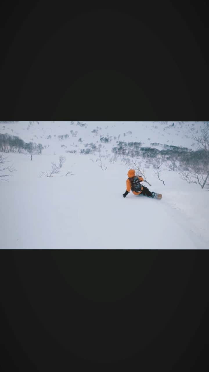 中井孝治のインスタグラム：「雨が朝方にかけて雪に変わる、春時期に多い薄パウダーコンディション。 標高と時間帯によっては下地がシャバ雪のままクラストせず、少し積もる湿雪パウダーも走って気持ち良かったりする。  この時はまさにそれを狙って、MADDOG JAMで滑った後に急いで登った一本。  ただの自己満足w with EP159  🎥　@kentaro68abe  いつもありがとうございます🙏  @salomonsnowboards @volcomjapan #volcomjapan @platepia_japan #revoltgoggles #segawa_nouen #toko #msrgear_japan #msr #coif #hps #横乗り塾 #いらおじゃ」