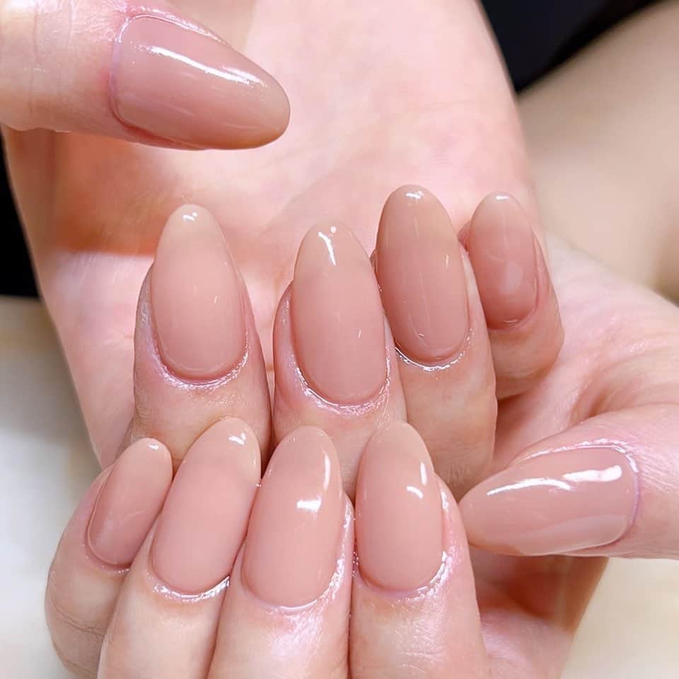 ゆめっちのインスタグラム：「おネイル更新💅 #ゆめっちネイル #ジェルネイル #載せてなかったネイルシリーズ #自爪 #地爪 #シンプルネイル  #ちゅるるんぴんくベージュ #大越さゆりせんせ #えちちち」