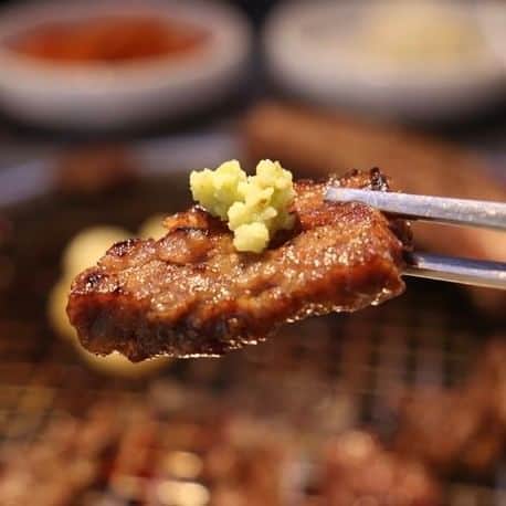 のインスタグラム：「【부산（釜山）】ソウルで行列の大人気焼肉店が西面にオープン！ ボリューム満点「ワンカルビ」  釜山を代表する繁華街「西面（서면／ソミョン）」にある『チョンギワタウン西面店（청기와타운 서면점）』✨   ソウルではいつも列をなすほどの大人気店で、2023年5月に釜山にも進出、今大注目の焼肉店です🥩😋  店内に入るとすぐに目に飛び込んでくるのが、棚にずらりと並んだワイン🍾  種類が多く値段も手頃なので、お肉と一緒にワインを楽しむのもおすすめ👍  『スウォン ワンカルビ（수원왕갈비）』は、　釜山ではなかなか食べることができない、水原（スウォン ※ソウルから地下鉄で約1時間くらい）の名物、ブランド肉です🐂  柔らかく、濃すぎず甘すぎない味つけがとてもおいしい🤤  いろんなソースにつけて味の変化を楽しめます♪  韓国とお肉が大好きなみなさんには、本当におすすめのお店ですよ🙆  お店の詳細はARNEの記事でチェック！ プロフィールからARNEのサイトへ飛べますよ♪ 👉🏻『@arne_gourmet』  ARNEグルメで 福岡の美味しいグルメ情報を毎日配信中！ ぜひお気軽にフォローしてくださいね😉 ___________________________ @shannon_byoun さんのご紹介です♪  #ARNE福岡 #福岡グルメ#グルメ #福岡カフェ#福岡スイーツ #福岡ごはん#ごはん #福岡カフェ巡り#福岡ランチ #福岡旅行#福岡観光 #福岡#福岡県#fukuoka #カフェ#ランチ#ディナー #グルメ好きな人と繋がりたい #グルメスタグラム #福岡食べ歩き#福岡グルメ部 #福岡めし#福岡ご飯 #福岡好きな人と繋がりたい #釜山グルメ#釜山観光 #韓国旅行#韓国焼肉 #청기와타운서면점」