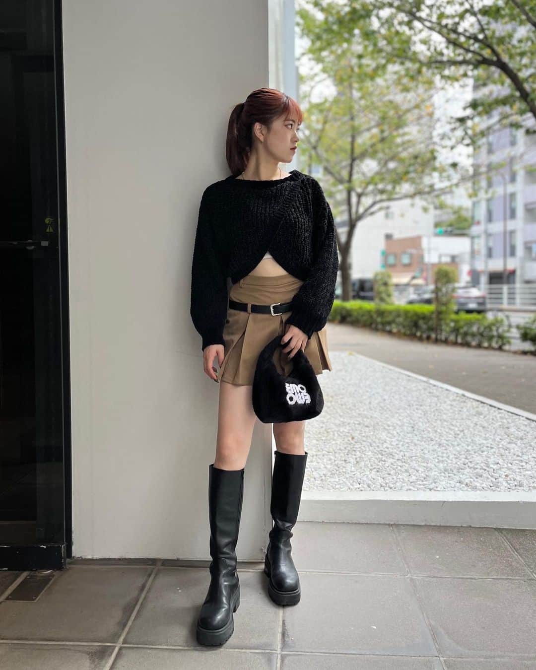 のインスタグラム：「・ ランチャン祭り開催中🚩 @emoda__rena    【RUNWAYchannel】 ・全品10%オフ 11/2(thu)12:00~11/6(mon)23:59 ・予約/新作point20倍 11/2(thu)12:00~11/6(mon)23:59 　 ______________________ ▫️RECOMMEND ITEM▫️  ・MOLE CROSS KNIT IVY / GRY / BLK / BLU ¥6,930(tax in)   ______________________ 　 ▶︎▶︎ @emoda_snap TOPのURLから 公式RUNWAYchannelをcheck📲 　 　 #EMODA #RUNWAYchannel #秋服コーデ　 #秋コーデ #カラーニット #ブルーコーデ @emoda_official」