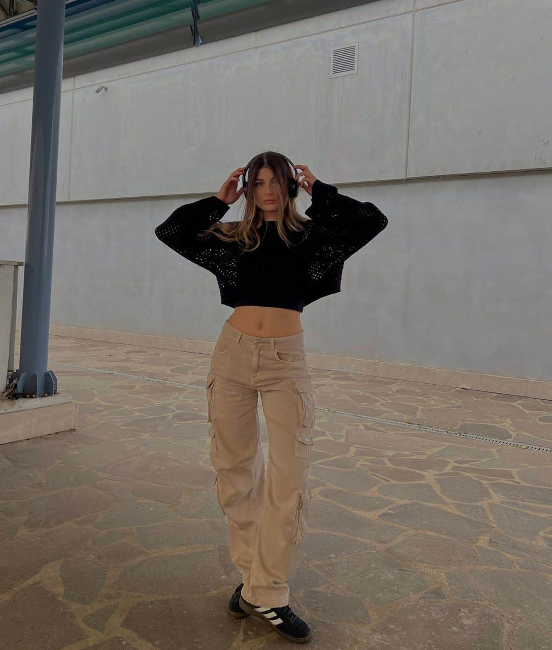 TALLY WEiJLのインスタグラム：「The weather’s getting cooler and so are our fall styles 🍂  @beelise⁠ ⁠ Cropped pullover 🔎 640128⁠ Multi pocket cargo trousers 🔎 642581」