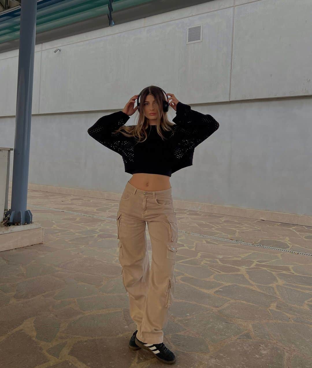 TALLY WEiJLのインスタグラム：「The weather’s getting cooler and so are our fall styles 🍂  @beelise⁠ ⁠ Cropped pullover 🔎 640128⁠ Multi pocket cargo trousers 🔎 642581」