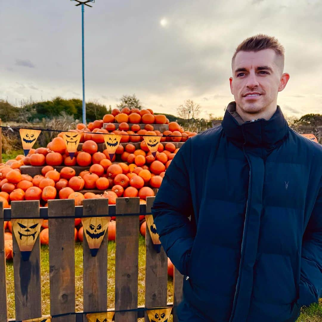 マックス・ウィットロックさんのインスタグラム写真 - (マックス・ウィットロックInstagram)「It's been a whirlwind of busy weeks. I've gradually returned to training, heaved countless pumpkins, late nights and early mornings working on @maxwhitlockgymnastics and good food #photodump 👍」11月4日 19時00分 - maxwhitlock