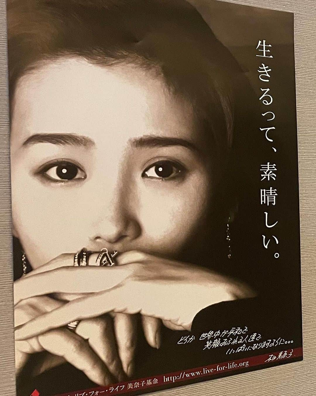 半崎美子さんのインスタグラム写真 - (半崎美子Instagram)「LIVE FOR LIFE音楽彩～本田美奈子. メモリアル〜 日本橋三井ホール  美奈子さんの「風のうた」、そして散文からイメージし制作した「地球へ」を歌いました。早見優さんが英語で、Jkimさんが韓国語で一緒に歌って下さり、3ヶ国語でのお届け。祈りに満ちたお二人の歌声に心が震えながら、この歌が日本のみならず、多言語で次世代に伝播していくことを願いました。 最後は涙ながらに抱き合い、胸がいっぱいに。  空とつながっているような空間。 心を合わせて、思いを寄せ合って、共に在ると感じました。 会場の皆様の声援にも感謝です。  託されたメッセージをこれからも「地球へ」を通して、大切に届けていきたいです。  #本田美奈子. さん #早見優 さん #jkim さん #半崎美子 #地球へ #dearearth」11月4日 19時01分 - yoshikohanzaki