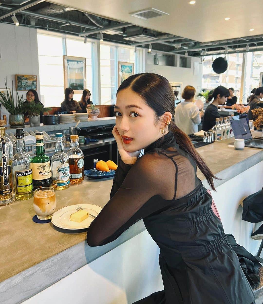 安田愛音のインスタグラム：「自由が丘でランチした日☺︎  ビスチェとロングスカート セットアップになってるの！ @anogh_official ♡  ビスチェ全然持ってないから 新鮮だった~♡！  ところで全然寒くならないね､､､ 11月とは思えない🤣  #セットアップ #ビスチェ #自由が丘カフェ」