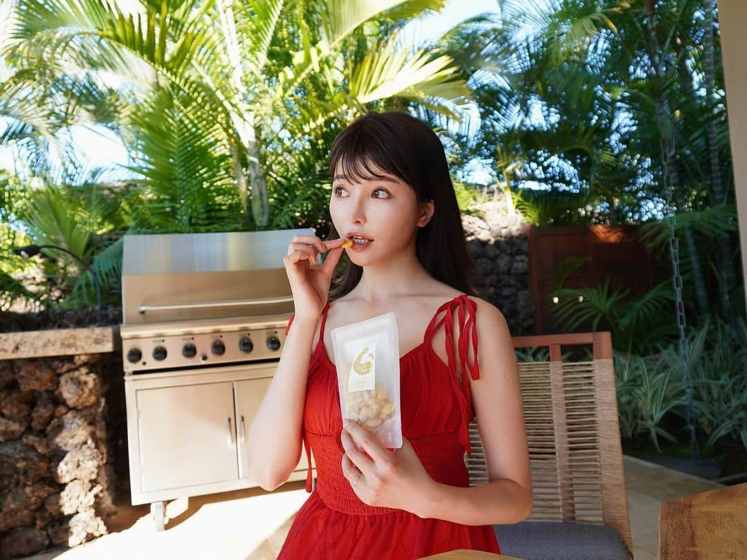 三好ユウのインスタグラム：「ハワイにも最近激ハマりの豆菓子ブランド「おまめ日和」持参🫘These are Japanese snacks of beans. @omame.biyori  ⁡  以前から雑誌でも取り上げられていたりで 注目度が高い豆菓子👀 11月1日からECサイトでも発売されて嬉しい^ ^  ⁡ 海外の方にもお土産で渡したら凄ーく喜んで貰えました❤️  とにかく美味しいから食べてみてほしい！ ⁡ ⁡ 味はわさび、檸檬、ティラミス、にんにく味の4種類。 甲乙付け難いですが、強いて1番を選ぶのであれば ニンニク味！お酒もバッチリ合う✨ 機内でもお酒のアテにしていました🍻👍 ⁡ ⁡  チャック式の袋になっているので持ち運びにも便利。 旅にももってこい✈️😆 毎日オヤツは何かしら食べるけど豆だと罪悪感減りますね✨  ⁡ ⁡ ⁡ #お豆日和#豆菓子#お取り寄せグルメ#おつまみ #手土産にオススメ#ヘルシーおやつ#身体作り#タビジョ#hawaii #japanesefood #japanesesnacks #日本美食⁡#旅游#일본음식」