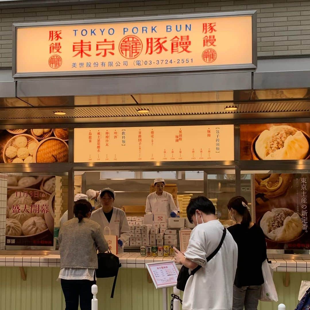 くろさんのインスタグラム写真 - (くろInstagram)「東京豚饅 自由が丘店で調達🐷  11/3オープン初日は16:45完売だったらしく、本日は湯河原ランチ帰りに東京豚饅なんぞ🐷 少しだけ並びがあったので完売はしてないんだろーなと並んだら豚饅しか残ってなかったw  そんなこんなで豚饅だけしか購入できませんでしたが551蓬莱より、さっぱり系で臭も優しい系で新幹線テロにならない感じかも←でも、旨し😋  まぁ近場なので早い時間帯だったら全種類調達できそうなので今後の楽しみにしときまーす ◡̈  〜〜〜 大阪土産の定番 『551 蓬莱』 創業者の孫「羅 邦強」監修 恵比寿で人気の 『東京豚饅』 2号店が自由が丘に🐽 南口「etomo　自由が丘」（Gong cha エトモ自由が丘店 / ゴンチャ 跡地）に11月3日OPEN！ 〜〜〜  #東京豚饅 #東京豚饅自由が丘 #盛大開幕  #羅家東京豚饅 #東京豚饅etomo自由が丘店 #東京豚饅自由が丘店 #東京豚饅2号店 #自由が丘勝手にPR #etomo自由が丘 #勝手に看板犬 #自由が丘犬 #jiyugaokadoglife」11月4日 19時03分 - m6bmw