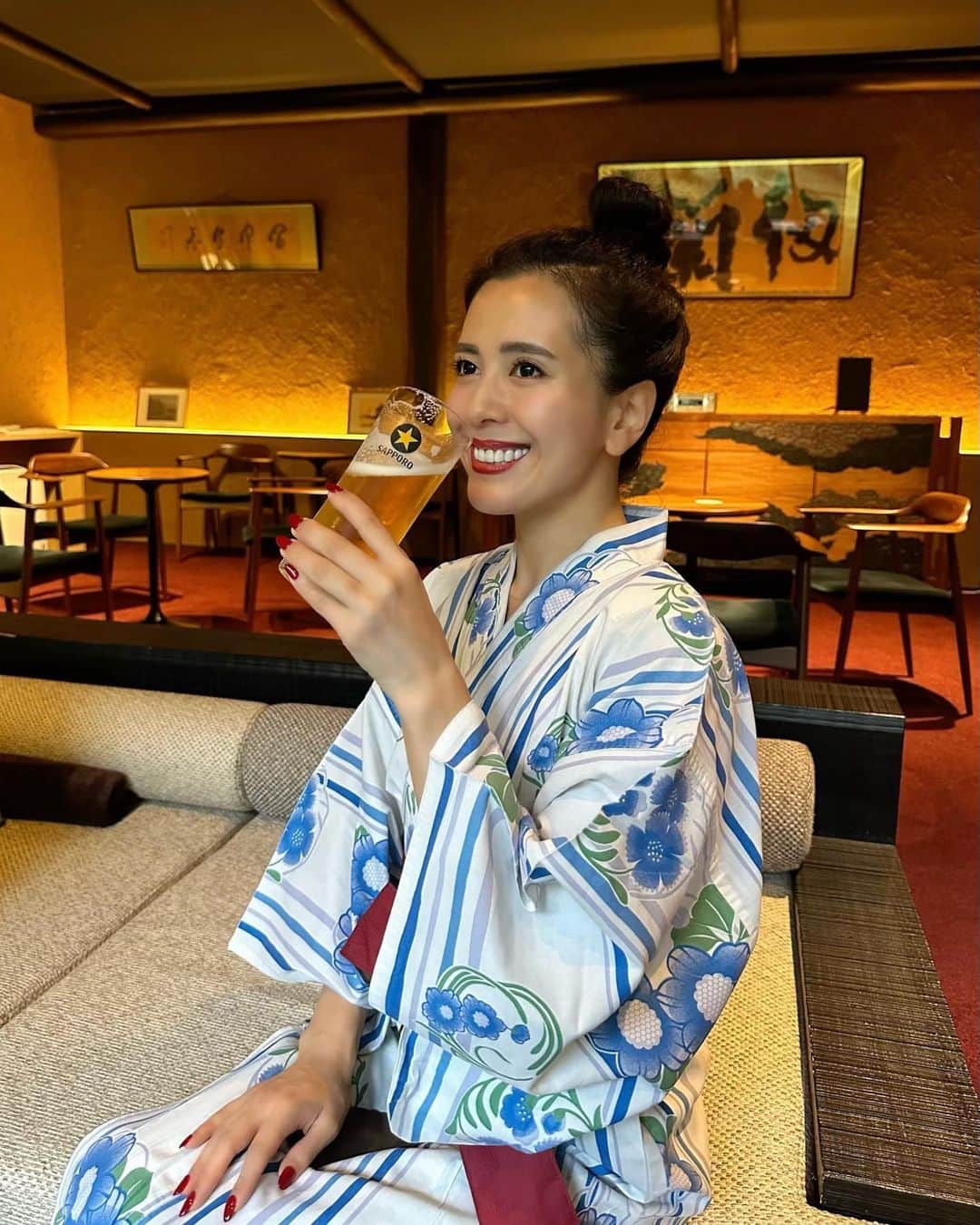黒田麻理耶のインスタグラム：「👘🍺 . 温泉あがりのビール、最高〜🥺✊ 「松坂屋本店」での夕食🥢 秋の食材を味わえる宿場会席です✨ . 特に美味しかったのは 本鮪塩麹漬けの海苔掛け、栄螺の壺蒸し、 釜焚き御飯に鮭×いくらは最高でした😋🍚🥢 . オールインクルーシブだから スパークリングやワイン、ビール、日本酒、焼酎を 気兼ねなくお料理と一緒に楽しめたよ☺️ . #松坂屋本店  #箱根の名湯松坂屋本店  #箱根 #箱根旅行  #箱根温泉  #芦之湯温泉  #温泉旅行 #温泉  #mariyaonsen  #♨️」