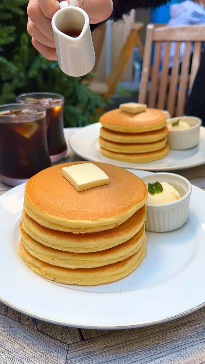 ゆうとグルメのインスタグラム：「🥞綺麗すぎるパンケーキが名物のカフェ🥞 ㅤㅤㅤㅤㅤㅤㅤㅤㅤㅤㅤㅤㅤ 横浜にあるCHILLULU COFFEEさん(@chillulu_coffee)の 「特製パンケーキ 2枚」1000円 「パンケーキ1枚追加」350円 ㅤㅤㅤㅤㅤㅤㅤㅤㅤㅤㅤㅤㅤ 横浜中華街駅から徒歩3分ほどのところにあるチルルコーヒーさんは、中華街の中に佇むおしゃれカフェ！ ㅤㅤㅤㅤㅤㅤㅤㅤㅤㅤㅤㅤㅤ 今回は名物のパンケーキを注文🥞 ㅤㅤㅤㅤㅤㅤㅤㅤㅤㅤㅤㅤㅤ 熟練の職人が銅板でじっくりと焼き上げたパンケーキは外側カリッと香ばしく中はぎゅっと詰まっていて食べ応えがけっこうあるタイプ！ ㅤㅤㅤㅤㅤㅤㅤㅤㅤㅤㅤㅤㅤ ソース(メープルor蜂蜜)と横に添える付け合わせ(濃厚バニラアイス･チョコアイス･ホイップ･プレミアムレモン)はお好みで選べるシステムになっています！ ㅤㅤㅤㅤㅤㅤㅤㅤㅤㅤㅤㅤㅤ 焼きたての生地はバター&メープルシロップやバニラアイスとの相性もかなり良くてめちゃくちゃおいしかった🤤🤤 ㅤㅤㅤㅤㅤㅤㅤㅤㅤㅤㅤㅤㅤ ちなみにパンケーキは1枚350円で好きな枚数追加できるようになっているけどノーマルの2枚でもなかなかのボリュームがあるからそこだけ気をつけて！ ㅤㅤㅤㅤㅤㅤㅤㅤㅤㅤㅤㅤㅤ 店内もすごく綺麗だったから中華街食べ歩きの途中、座ってひと休みしたいってときにもぴったりなカフェだと思う☕️ ㅤㅤㅤㅤㅤㅤㅤㅤㅤㅤㅤㅤㅤ おすすめ！！ ㅤㅤㅤㅤㅤㅤㅤㅤㅤㅤㅤㅤㅤ —————————————— 📍神奈川県横浜市中区山下町188-12 CHILLULU 1F ⏰8:30〜19:00 🛌年中無休 🚃横浜中華街駅から徒歩3分 —————————————— #神奈川グルメ #神奈川カフェ #横浜グルメ #横浜カフェ #横浜中華街 #chillulucoffee #パンケーキ #japan   #東京観光 #東京旅行 #東京 #中華街食べ歩き #横浜中華街グルメ #カフェ巡り #カフェ好きな人と繋がりたい #ごはん記録 #japantravel #japantrip #instafood #japanesefood #pancakes」