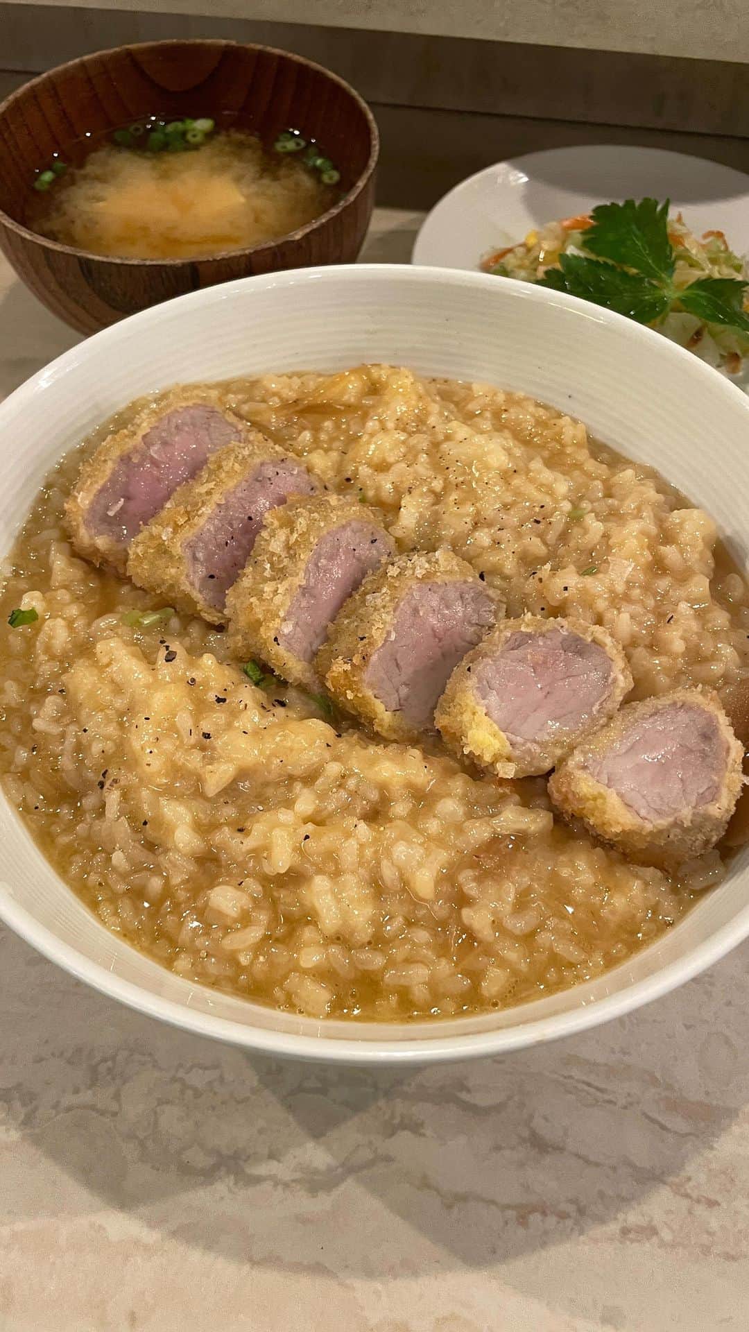 りょうくんグルメのインスタグラム：「【つかんと】  リゾット風のカツ丼で話題！ 虎ノ門横丁内にある全席カウンターのお店。  カツ丼はヒレとロースから選べる。 コールスローと味噌汁がセット。 ご飯の大盛りは無料。  とんかつはとても柔らかい。 出汁の効いたリゾットなので優しい味付け。 卓上のオリーブオイル、醤油、粉チーズで味変可能。  ご飯の量がかなり多め。 平日オープン直後に満席。 おひとり様しやすいのでランチにピッタリ！  A famous katsudon restaurant in Tokyo. The katsudon here is out of the ordinary! The rice is risotto! There are many ways to enjoy it, such as topping it with cheese or soy sauce.  🏠つかんとTsukanto 💰カツ丼ヒレ¥1600 🚃虎ノ門駅直結ビル内(Toranomon St.) 📍 東京都港区虎ノ門1-17-1 虎ノ門ヒルズ ビジネスタワー 3F (Toranomon Hills Business Tower 3F, 1-17-1 Toranomon, Minato-ku, Tokyo) 🕐11:30〜14:00」