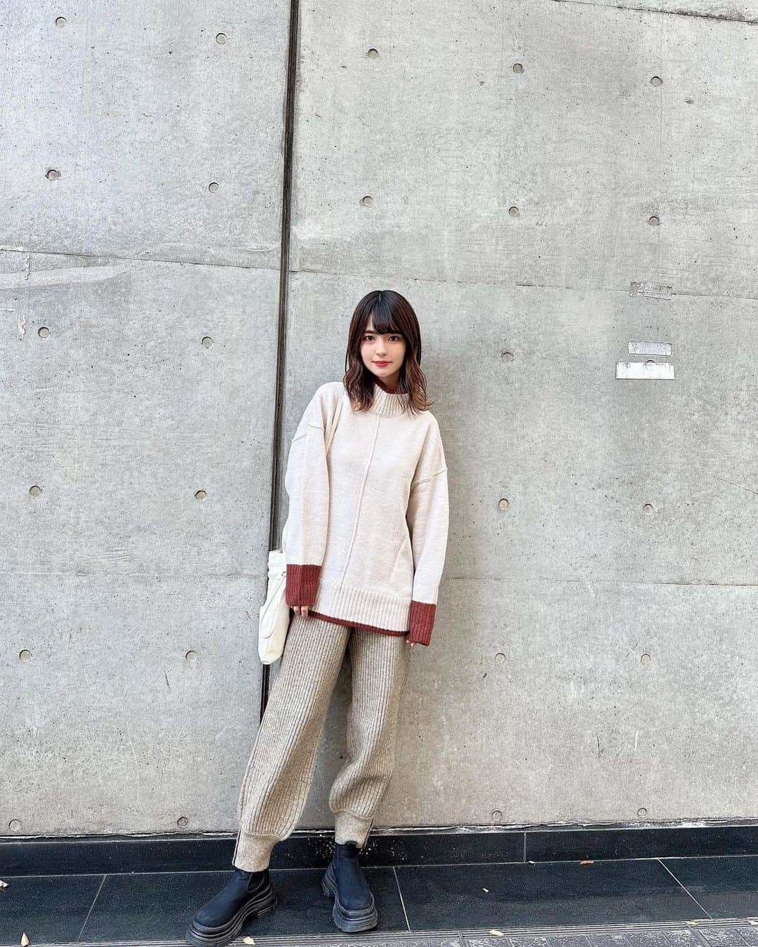 marikoさんのインスタグラム写真 - (marikoInstagram)「＊ . tops @reca.rakuten   #バイカラーハイネックニット  は袖がバイカラーになっててアクセントになって可愛い！  recaのニットはオーバーサイズになってて お尻まで隠れるのが好き♡  . ＊ #ootd#outfit#mari_code#fashion#reca#recaコーデ#ママコーデ」11月4日 19時05分 - marinstgm