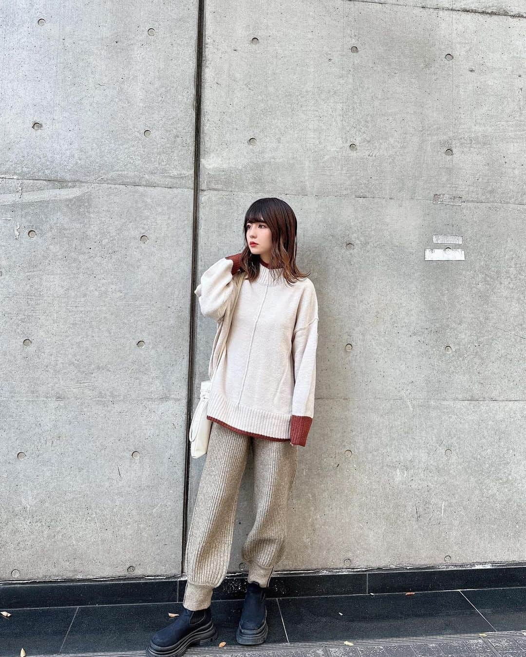 marikoさんのインスタグラム写真 - (marikoInstagram)「＊ . tops @reca.rakuten   #バイカラーハイネックニット  は袖がバイカラーになっててアクセントになって可愛い！  recaのニットはオーバーサイズになってて お尻まで隠れるのが好き♡  . ＊ #ootd#outfit#mari_code#fashion#reca#recaコーデ#ママコーデ」11月4日 19時05分 - marinstgm