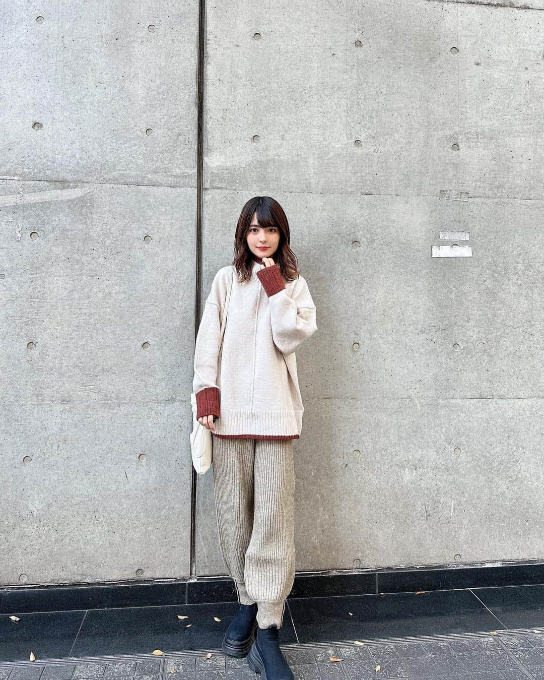 marikoさんのインスタグラム写真 - (marikoInstagram)「＊ . tops @reca.rakuten   #バイカラーハイネックニット  は袖がバイカラーになっててアクセントになって可愛い！  recaのニットはオーバーサイズになってて お尻まで隠れるのが好き♡  . ＊ #ootd#outfit#mari_code#fashion#reca#recaコーデ#ママコーデ」11月4日 19時05分 - marinstgm