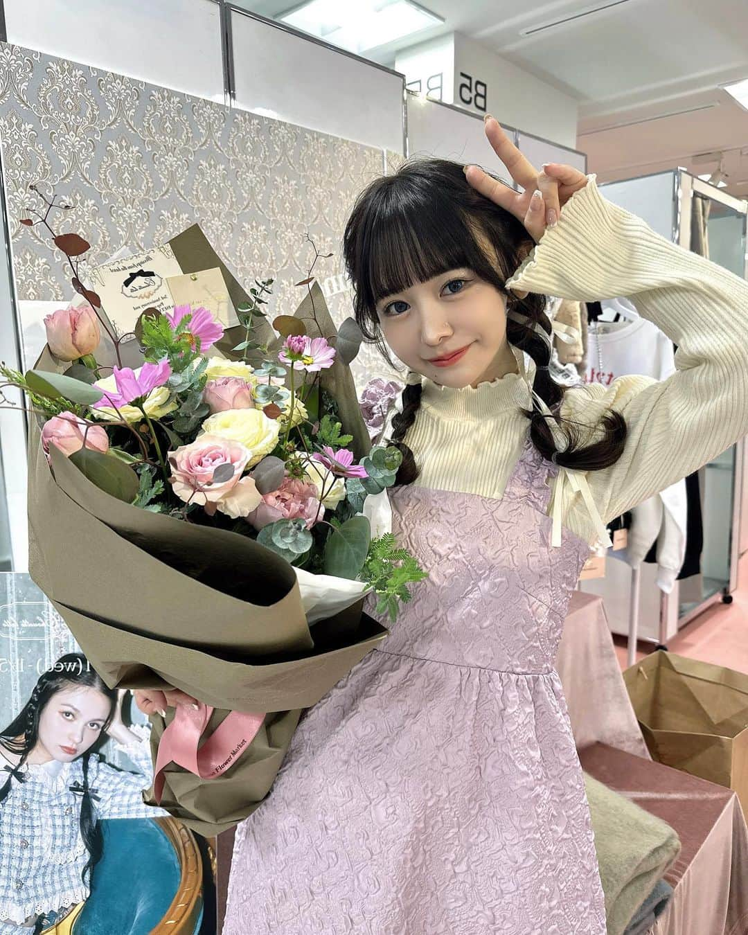 平松可奈子のインスタグラム：「来店イベント1日目🎀 ありがとうございました✨  明日も伊勢丹新宿6階 催事場にて行われている アキュートガールにて @chouette_latte  来店イベントを13時〜15時で♡ 明日が早くも最終日になります😣 ぜひ遊びにきてください…💠  CHATON伊勢丹限定カラー🪻 残りわずかです🫧  素敵なお花をありがとう…💐  #伊勢丹新宿　#acutegrrrl  #シュエラテ　#平松可奈子 #リボンアレンジ」