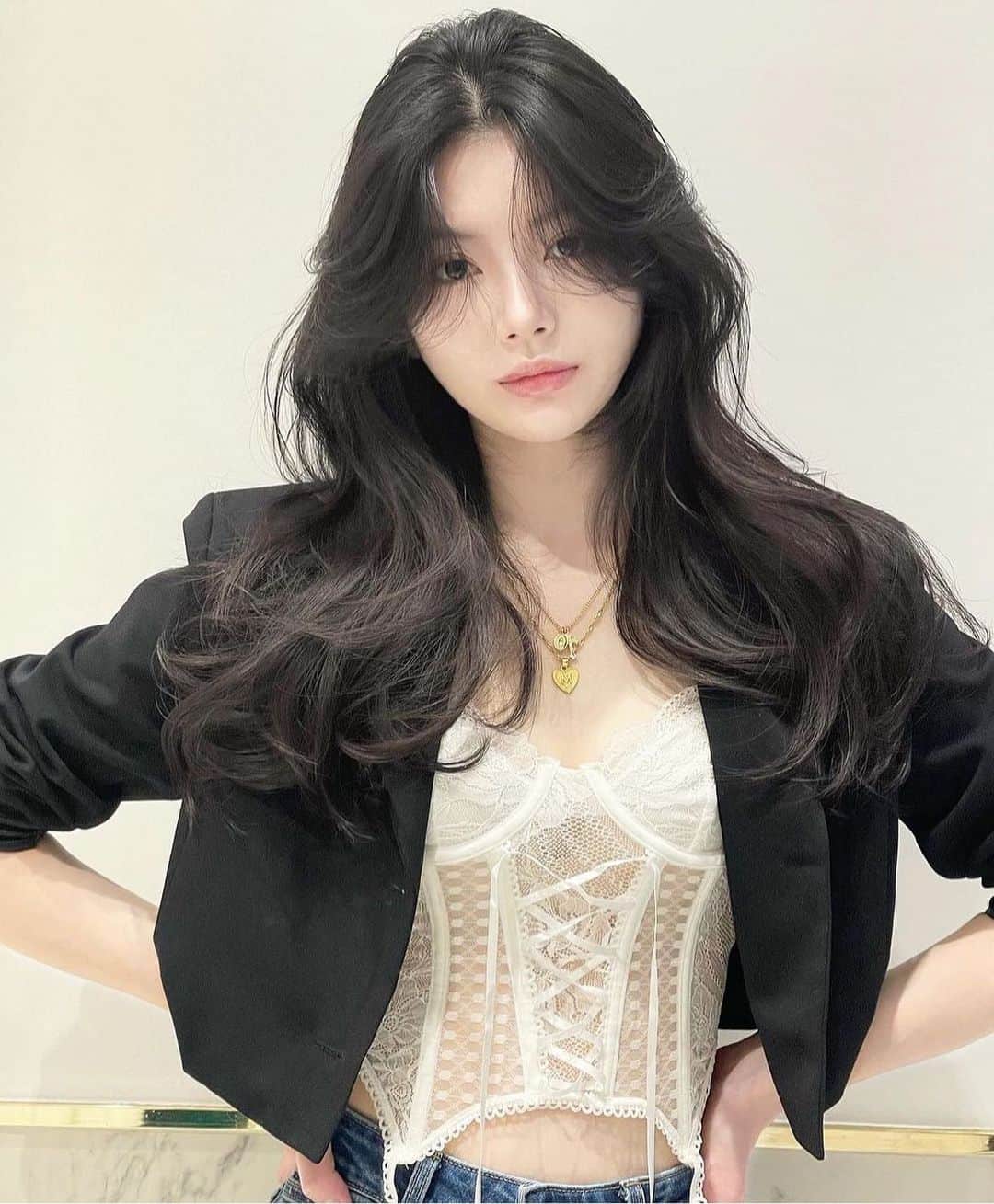 原涼香のインスタグラム：「🆕なトレンドヘア🖤🩶🤍🩶 レイヤーカット × グレージュ⊹ ｡ ﾟ⁖✦ ˖ ⊹ ｡ ﾟ˖ ✧  韓国の子みたいな #레이어드컷 と透明感抜群カラーが いまとってもイケてます🫶🏻 ㅤㅤㅤㅤㅤㅤㅤㅤㅤㅤㅤㅤㅤ ㅤㅤㅤㅤㅤㅤㅤㅤㅤㅤㅤㅤㅤ 🎀韓国HAIR STYLE menu... ㅤㅤㅤㅤㅤㅤㅤㅤㅤㅤㅤㅤㅤ ☑︎カット 2WAYバングに巻いても巻かなくてもかわいいレイヤーカット🩷  ☑︎プレミアムケアカラー(or Wケアカラー) 透明感バツグンのグレージュカラー🩶 ㅤㅤㅤㅤㅤㅤㅤㅤㅤㅤㅤㅤㅤ ☑︎HITAトリートメント 韓国人みたいなツヤ髪はHITAトリートメントで叶います🩷  ㅤㅤㅤㅤㅤㅤㅤㅤㅤㅤㅤㅤㅤ ご予約はリンクから🫶🏻🔗  #SHIMA#韓国ヘア#韓国スタイル#レイヤーカット#ワンホンヘア#ワンホン#ダークトーン#網紅#初カラー#暗髪#ベージュカラー#ラベンダーカラー#グレージュ#オリーブカラー#透明感カラー#銀座美容院#銀座美容室#美容師#시스루뱅#레이어드컷#koreanhair」