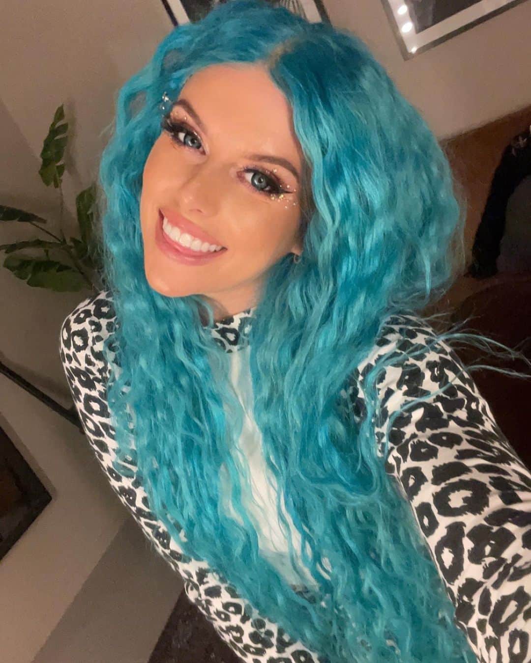 ドリー・スタイルのインスタグラム：「Glad och redo för gig i ENKÖPNG!! 🎉 Det blir att dra på sig regnjackan eftersom det är en av de regnigaste lördagarna i år 😂 Hoppas vi ses där 😍💙🎉  #dollystyle #dollystyleholly」