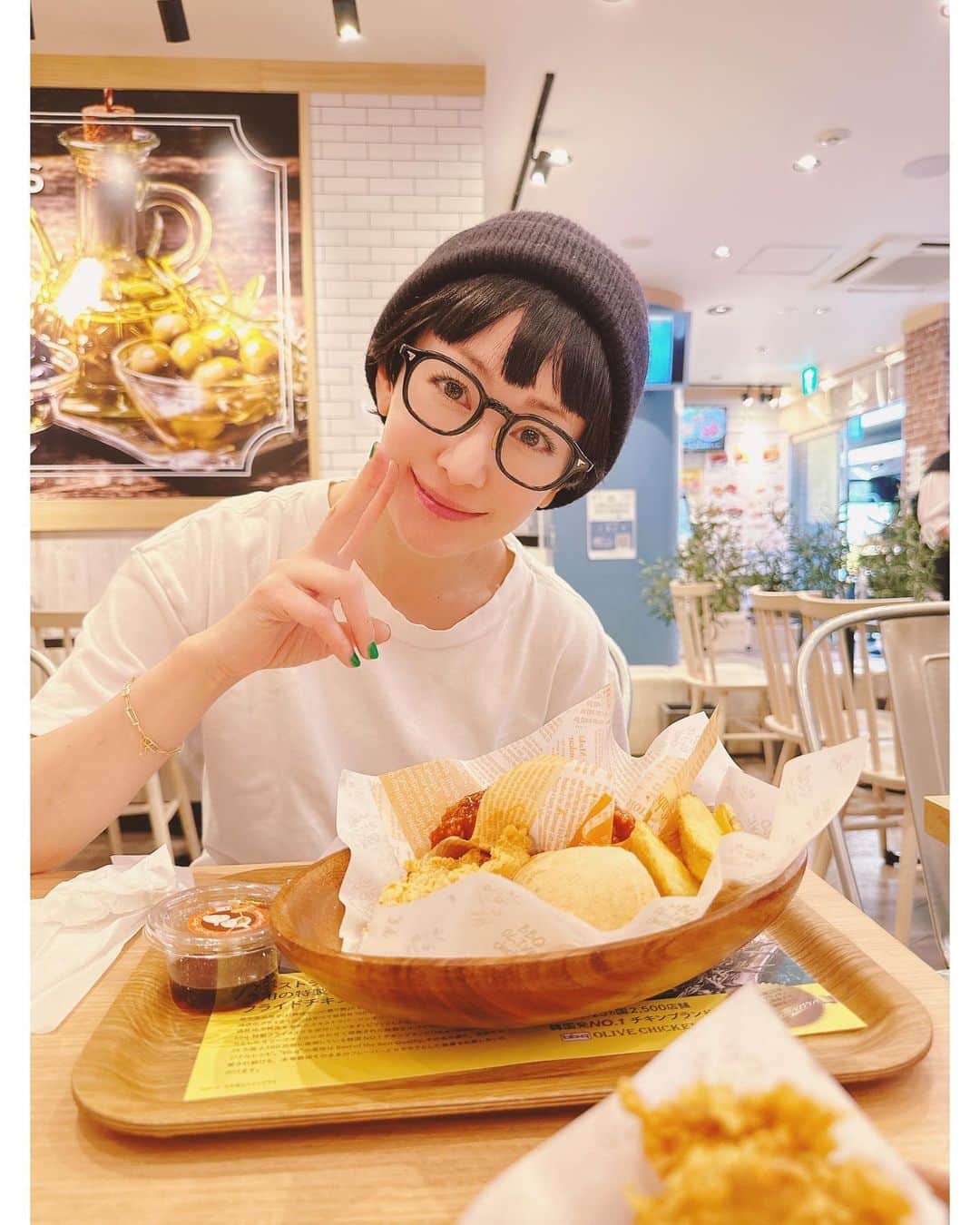 木村カエラのインスタグラム：「リトルプリンセスとデート❤️ ずっと行きたがってた @bb.q_olive_chicken_cafe へいったりー ガチャガチャをしたりーー H&M(@hm )でやってたキッズ向けのワークショップで、洋服のハギレをペタペタ貼ってエコバッグをつくったりーーー プリクラとったりしてーーーー 遊んだーーーーーー。 さいこーーーーーーーーー。  さいこーーーーーーーーーーーーー🫶🩷🫶🩷🫶🩷🫶🩷🫶🩷🫶🩷🫶🩷  #おかんとデート #娘とデート」