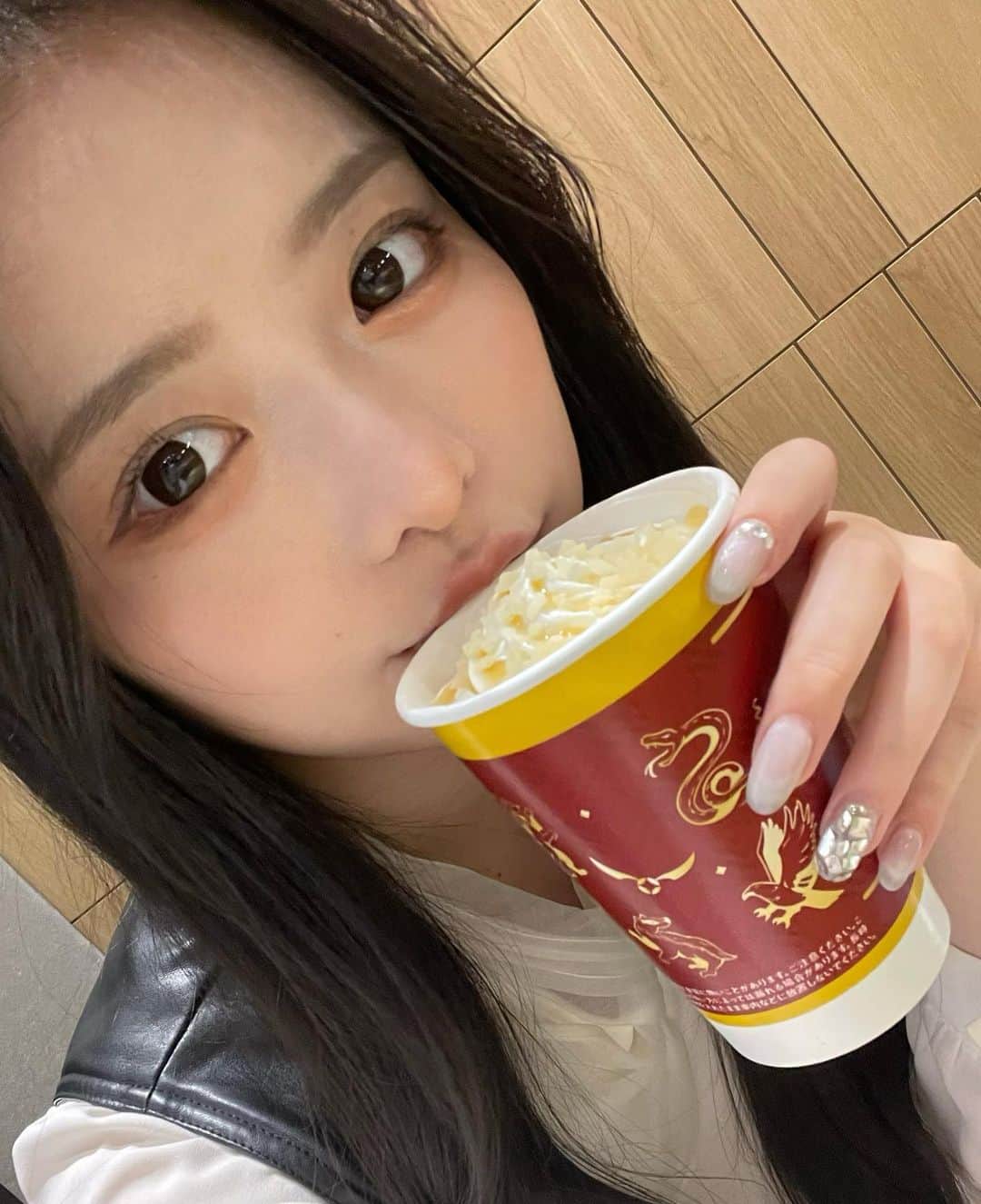 高鶴桃羽さんのインスタグラム写真 - (高鶴桃羽Instagram)「タリーズの爆発ボンボンミルクティー想像以上にパッチパチパチで面白かった🤭 また飲みに行こっと💭  そして大好きなハリーポッターのステッカーはクルックシャンクスGET🐈🤍  #タリーズ #ハリーポッター #ハリーポッターカフェ #カフェ #カフェ巡り #渋谷カフェ #harrypotter #cafe #카페 #셀카」11月4日 19時25分 - momoha2003523