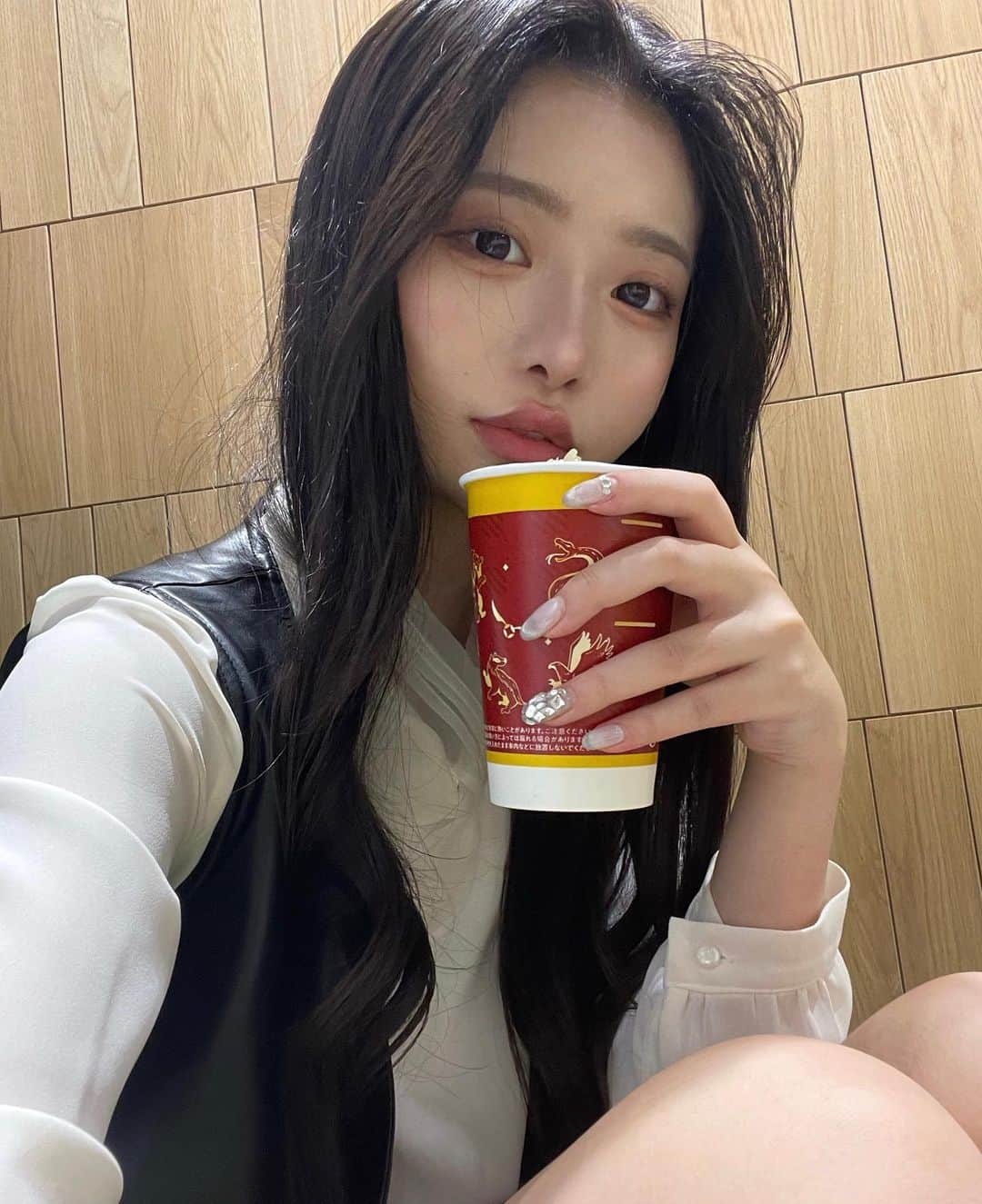 高鶴桃羽さんのインスタグラム写真 - (高鶴桃羽Instagram)「タリーズの爆発ボンボンミルクティー想像以上にパッチパチパチで面白かった🤭 また飲みに行こっと💭  そして大好きなハリーポッターのステッカーはクルックシャンクスGET🐈🤍  #タリーズ #ハリーポッター #ハリーポッターカフェ #カフェ #カフェ巡り #渋谷カフェ #harrypotter #cafe #카페 #셀카」11月4日 19時25分 - momoha2003523