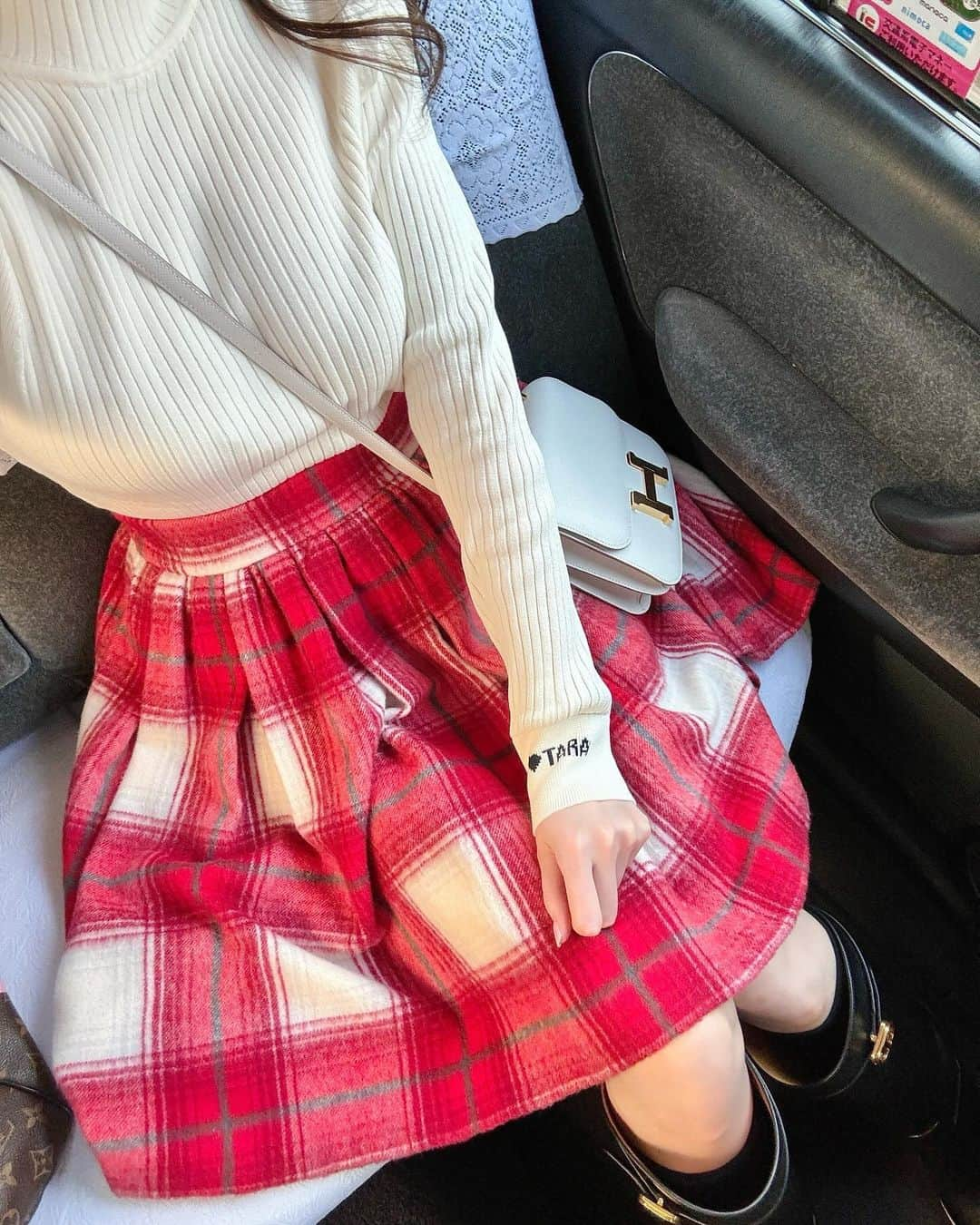 ayakoのインスタグラム：「お気に入りのお洋服たちでBirthday Lunch❤️🎂  やっとやっと買えた念願のコンスタンスミニちゃんと🍊😘 なんてかわいいの🩷🩷🩷😮‍💨 ずっと探しててやっと巡り会えました🤍  #maglie #tarajarmon #コンスタンスミニ #グリペルル #グリペール #秋コーデ #秋服コーデ」