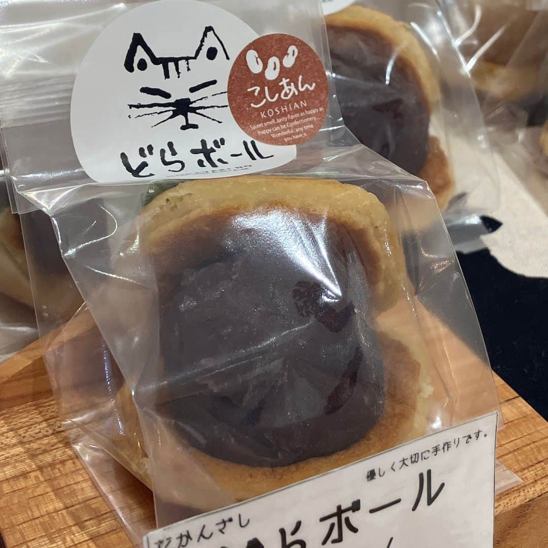 daimarusapporoさんのインスタグラム写真 - (daimarusapporoInstagram)「話題の「どら焼きの皮だけ」👀❤️ 3階 キキヨコチョで〈花かんざし〉期間限定ショップを開催中！  看板商品は「#どら焼きの皮だけ」🎊 温めるともっちもちに。そのままでも、アイスやチーズと合わせても美味しい新感覚のおやつです🥰  プレーン、岩塩、きな粉、ほうじ茶、新登場のとうがらしなど、味も種類豊富！  「あんこの入ったどら焼きも食べたい！」という方には、あんこたっぷりの「#どらボール」もおすすめです。  毎日のおやつにも、ちょっとしたギフトにもうれしいどら焼きスイーツ。 ぜひ店頭でご覧ください☕️  ※11/7(火)まで  #大丸札幌 #キキヨコチョ #kikiyococho #花かんざし #どら焼き #どらやき #和スイーツ #お取り寄せスイーツ #札幌スイーツ #おうちカフェ #おうちおやつ #手土産スイーツ」11月4日 19時20分 - daimarusapporo