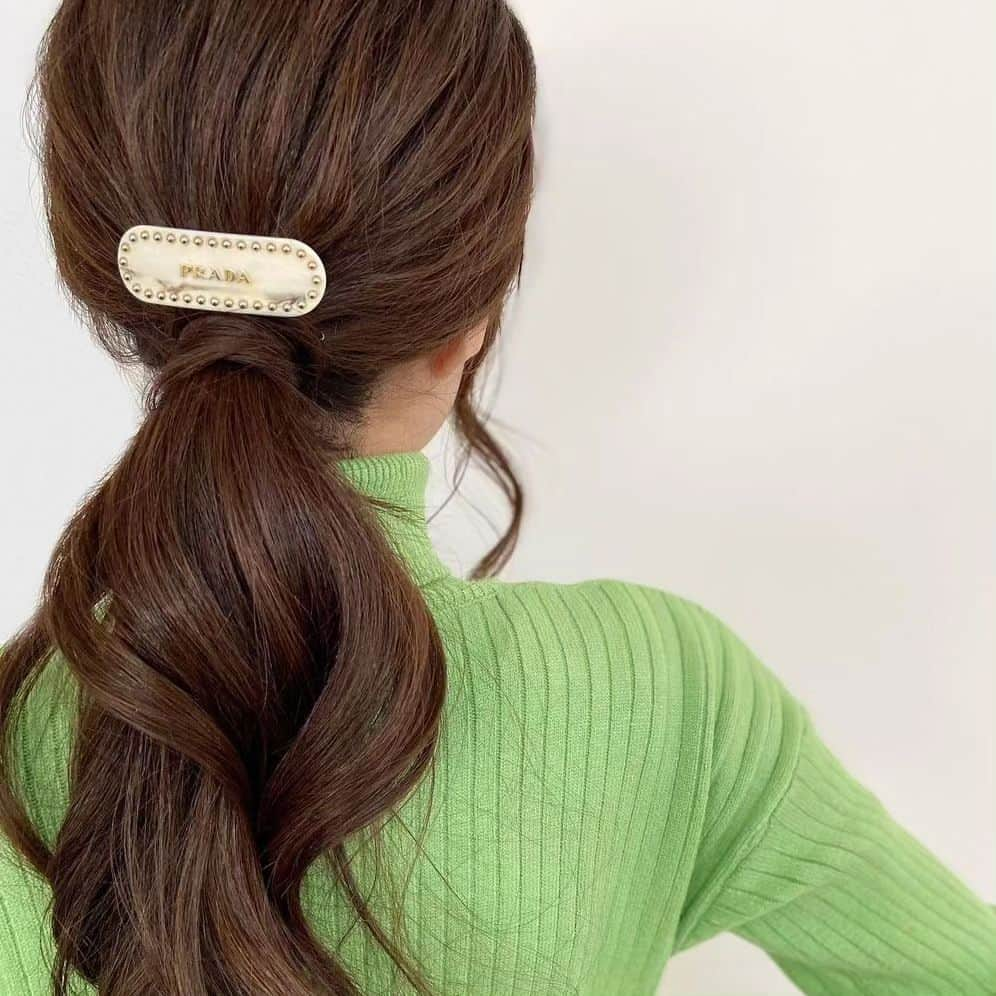 4meee!さんのインスタグラム写真 - (4meee!Instagram)「【今一番キテるヘアアクセ✨】  PRADAのヘアアクセサリーが シックなのに可愛いってうわさ🤍  大人女子のヘアアクセとしても ぴったりのちょうどいいデザイン！  -----photoby💌----- @punipunitou  @mari.c63 @_shiho_m_  #prada#プラダ#シュシュ#ブランド#ブランドアクセサリー#お誕生日プレゼント#ホテル#ホカンス#誕生日プレゼント#プレゼント#ハイブランド#ハイブランドアクセサリー#アクセサリー」11月4日 19時20分 - 4meee_com