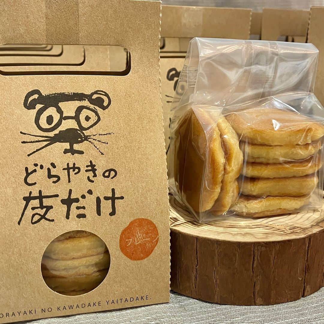 daimarusapporoのインスタグラム：「話題の「どら焼きの皮だけ」👀❤️ 3階 キキヨコチョで〈花かんざし〉期間限定ショップを開催中！  看板商品は「#どら焼きの皮だけ」🎊 温めるともっちもちに。そのままでも、アイスやチーズと合わせても美味しい新感覚のおやつです🥰  プレーン、岩塩、きな粉、ほうじ茶、新登場のとうがらしなど、味も種類豊富！  「あんこの入ったどら焼きも食べたい！」という方には、あんこたっぷりの「#どらボール」もおすすめです。  毎日のおやつにも、ちょっとしたギフトにもうれしいどら焼きスイーツ。 ぜひ店頭でご覧ください☕️  ※11/7(火)まで  #大丸札幌 #キキヨコチョ #kikiyococho #花かんざし #どら焼き #どらやき #和スイーツ #お取り寄せスイーツ #札幌スイーツ #おうちカフェ #おうちおやつ #手土産スイーツ」