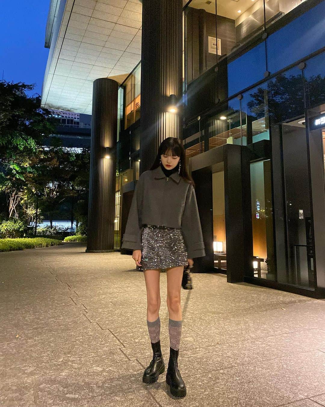 椎名伊織のインスタグラム：「グレーのジャケットでお出かけ✨🫶🏻  jacket @tiptop_pocket_official  skirt @iine_jp  socks @gucci  boots @azulbymoussy_official   スタイルアップさせてくれるショート丈。 後ろ姿のシルエットもかわいい🌙♡  生地がしっかりしてるから暖かいよ💁🏼  #tiptop #ZOZOTOWN購入品 #アウターコーデ #ショートジャケット #骨格ストレートコーデ #骨格ウェーブコーデ #骨格ナチュラルコーデ #ミニワンピ」