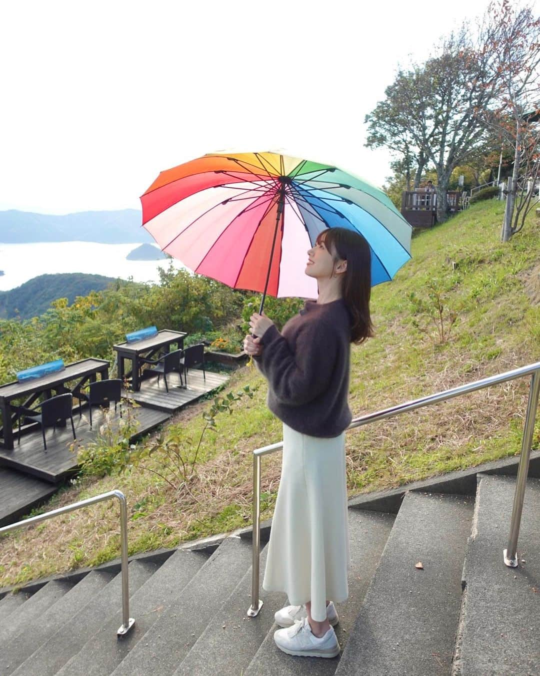 的場絢香のインスタグラム：「// #旅したがーる // ⁡ レインボー🌈♡ ⁡ 福井県若狭町にあるレインボーライン山頂公園。 ケーブルカーで登ると三方五湖が一望できる 絶景が待っていました~！ ⁡ 大きなソファや足湯もあって 景色を眺めながらのんびり過ごせます♩ ⁡ この時期はバラ園も見頃です🌹 ⁡ 若狭町から美浜町を結ぶレインボーラインが無料化に！ 最高のドライブコースですよꔛᵎᵎᵎ🚘 ⁡ _ _ _ #石川テレビ #福井県 #レインボーライン」