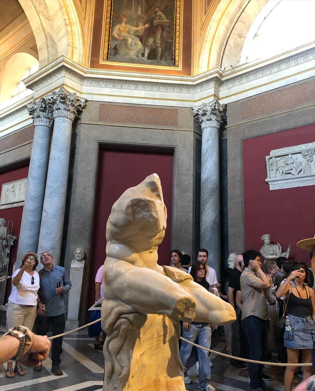 榊山敬代さんのインスタグラム写真 - (榊山敬代Instagram)「🇮🇹… ・ つづき  ローマの目的地は バチカン美術館へ  予約をしなければ ２時間待ちという  美術館を囲むような 長蛇の列には驚く時  イタリアの美術館では入る前の 荷物検査がとても厳しくカメラ も解像度高い大型カメラもNGと のことで入場まで緊張感漂う時  天井から床まで隅々と 施された空間は圧巻で  残念でしたのはあまり にも鑑賞者が多すぎて 立ち止まって鑑賞する と立ち止まらないでと 注意されるという忙し い美術鑑賞スタイルで  ゆっくり歩きながら 撮影して後程ゆっく り作品を見返す作戦  有名なラオコーン像も ありましたが近づけな い程の人気でして遠く から記念にと記録の巻  鑑賞してゆくうちに このゴテゴテに細か く装飾された感性は 自分の遺伝子がザワ ザワしてくるという 不思議な感覚になり  わたしの作品も隅々まで 描き込む装飾的な感覚と 一致するものがありまし てもしかして過去生では イタリアに居たのではと 親しみも湧きましたとき  細密な世界観が大好きなので 一日中ココに居たいと感じる のは初めての体感でしたけど  バチカン美術館はとにかく 広いのでお庭を抜けまして バチカン美術館内の次なる  神々しいスポットへ  つづく  また今回  1番感動しましたのは システィーナ礼拝堂  アダムの創造や原罪と楽園追放 とミケランジェロの傑作を鑑賞  残念ながらこちらは神聖な場所 とのことで撮影禁止と肌を隠さ ないと鑑賞できない上に会話な ど控える厳かなスポットでした  画像の記録ができませんでしたが 最後の説明の画像にて記念に記録  美術書で何度も見かけて いましたが実物の偉大さ など空間には圧巻でした  自然光で眺める天井画は 日に日に色合いが変わる 景色もまたご縁のように  観る人の心を映すような 神聖なる空間なのでした  #MuseiVaticani #バチカン美術館 #StatodellaCittàdelVaticano #バチカン　 #システィーナ礼拝堂 #CappellaSistina #ローマ #Roma #イタリア #Italia #海外旅行 #旅行 #旅 #芸術  #アート #ART #travel #人生思い出づくり #毎日がスペシャル  #人生楽しもう #人生一度きり #日本画家 の #外出こんなもん #旅スタグラム #たびすたぐらむ」11月4日 19時21分 - sakakiyamatakayo