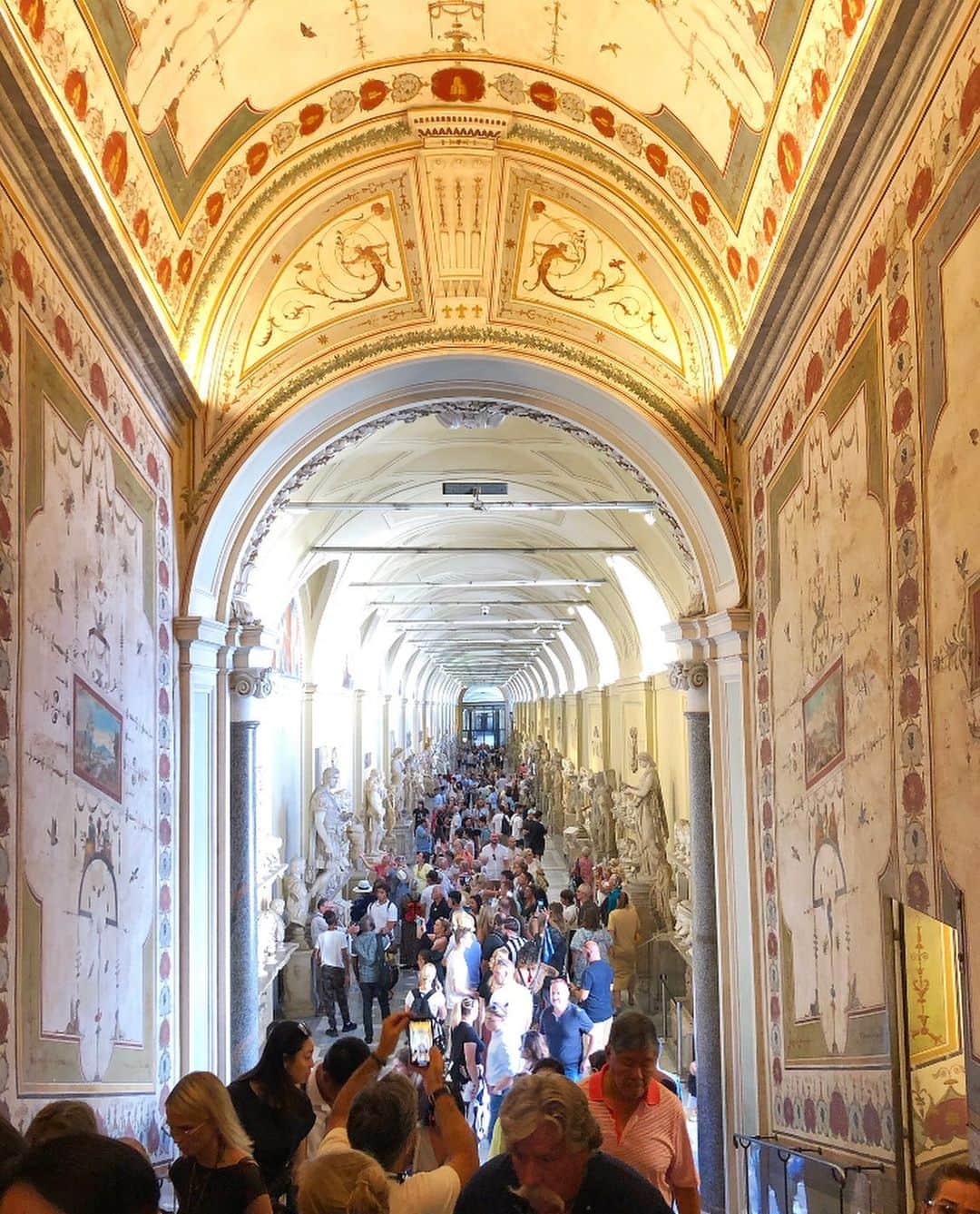 榊山敬代さんのインスタグラム写真 - (榊山敬代Instagram)「🇮🇹… ・ つづき  ローマの目的地は バチカン美術館へ  予約をしなければ ２時間待ちという  美術館を囲むような 長蛇の列には驚く時  イタリアの美術館では入る前の 荷物検査がとても厳しくカメラ も解像度高い大型カメラもNGと のことで入場まで緊張感漂う時  天井から床まで隅々と 施された空間は圧巻で  残念でしたのはあまり にも鑑賞者が多すぎて 立ち止まって鑑賞する と立ち止まらないでと 注意されるという忙し い美術鑑賞スタイルで  ゆっくり歩きながら 撮影して後程ゆっく り作品を見返す作戦  有名なラオコーン像も ありましたが近づけな い程の人気でして遠く から記念にと記録の巻  鑑賞してゆくうちに このゴテゴテに細か く装飾された感性は 自分の遺伝子がザワ ザワしてくるという 不思議な感覚になり  わたしの作品も隅々まで 描き込む装飾的な感覚と 一致するものがありまし てもしかして過去生では イタリアに居たのではと 親しみも湧きましたとき  細密な世界観が大好きなので 一日中ココに居たいと感じる のは初めての体感でしたけど  バチカン美術館はとにかく 広いのでお庭を抜けまして バチカン美術館内の次なる  神々しいスポットへ  つづく  また今回  1番感動しましたのは システィーナ礼拝堂  アダムの創造や原罪と楽園追放 とミケランジェロの傑作を鑑賞  残念ながらこちらは神聖な場所 とのことで撮影禁止と肌を隠さ ないと鑑賞できない上に会話な ど控える厳かなスポットでした  画像の記録ができませんでしたが 最後の説明の画像にて記念に記録  美術書で何度も見かけて いましたが実物の偉大さ など空間には圧巻でした  自然光で眺める天井画は 日に日に色合いが変わる 景色もまたご縁のように  観る人の心を映すような 神聖なる空間なのでした  #MuseiVaticani #バチカン美術館 #StatodellaCittàdelVaticano #バチカン　 #システィーナ礼拝堂 #CappellaSistina #ローマ #Roma #イタリア #Italia #海外旅行 #旅行 #旅 #芸術  #アート #ART #travel #人生思い出づくり #毎日がスペシャル  #人生楽しもう #人生一度きり #日本画家 の #外出こんなもん #旅スタグラム #たびすたぐらむ」11月4日 19時21分 - sakakiyamatakayo