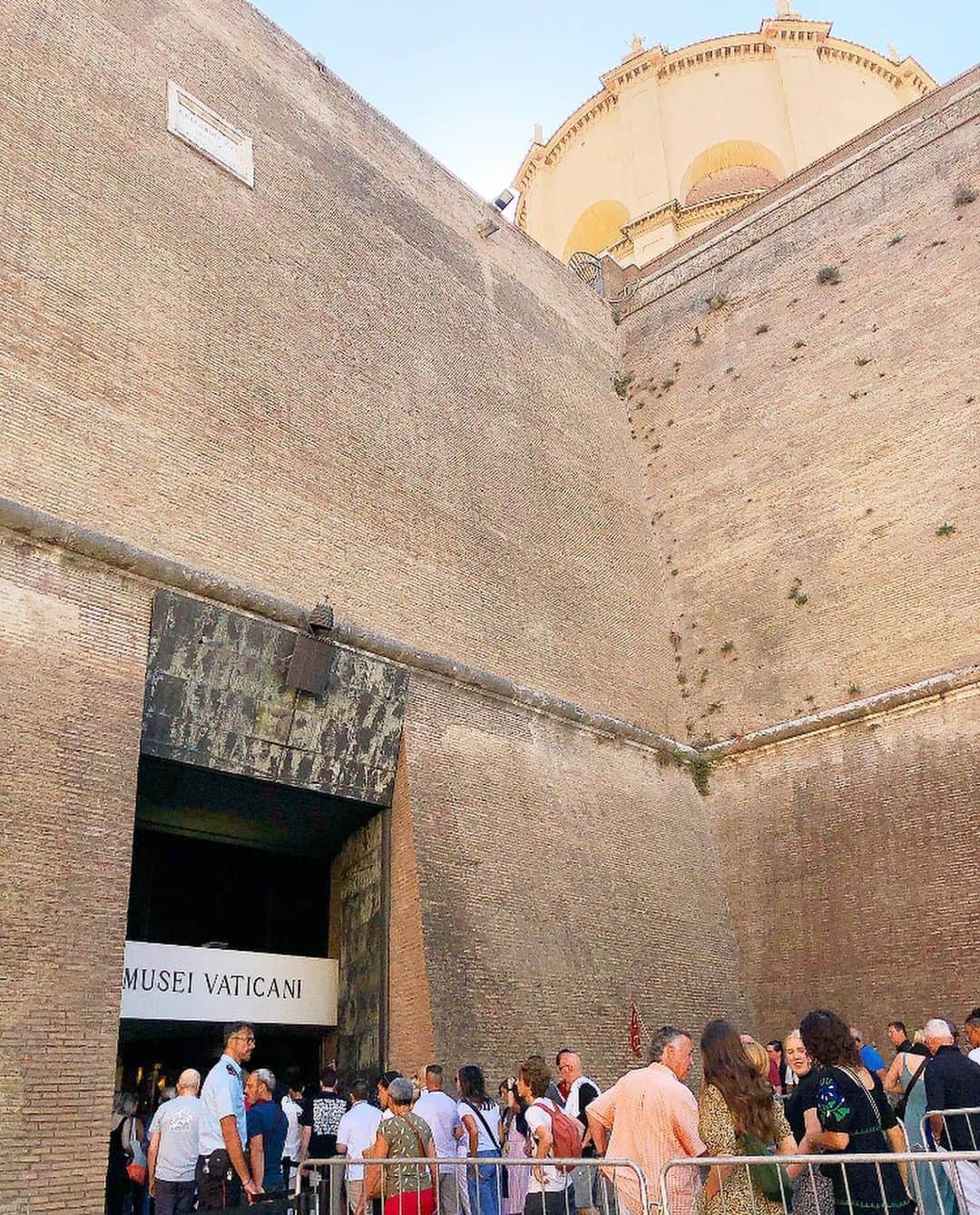 榊山敬代のインスタグラム：「🇮🇹… ・ つづき  ローマの目的地は バチカン美術館へ  予約をしなければ ２時間待ちという  美術館を囲むような 長蛇の列には驚く時  イタリアの美術館では入る前の 荷物検査がとても厳しくカメラ も解像度高い大型カメラもNGと のことで入場まで緊張感漂う時  天井から床まで隅々と 施された空間は圧巻で  残念でしたのはあまり にも鑑賞者が多すぎて 立ち止まって鑑賞する と立ち止まらないでと 注意されるという忙し い美術鑑賞スタイルで  ゆっくり歩きながら 撮影して後程ゆっく り作品を見返す作戦  有名なラオコーン像も ありましたが近づけな い程の人気でして遠く から記念にと記録の巻  鑑賞してゆくうちに このゴテゴテに細か く装飾された感性は 自分の遺伝子がザワ ザワしてくるという 不思議な感覚になり  わたしの作品も隅々まで 描き込む装飾的な感覚と 一致するものがありまし てもしかして過去生では イタリアに居たのではと 親しみも湧きましたとき  細密な世界観が大好きなので 一日中ココに居たいと感じる のは初めての体感でしたけど  バチカン美術館はとにかく 広いのでお庭を抜けまして バチカン美術館内の次なる  神々しいスポットへ  つづく  また今回  1番感動しましたのは システィーナ礼拝堂  アダムの創造や原罪と楽園追放 とミケランジェロの傑作を鑑賞  残念ながらこちらは神聖な場所 とのことで撮影禁止と肌を隠さ ないと鑑賞できない上に会話な ど控える厳かなスポットでした  画像の記録ができませんでしたが 最後の説明の画像にて記念に記録  美術書で何度も見かけて いましたが実物の偉大さ など空間には圧巻でした  自然光で眺める天井画は 日に日に色合いが変わる 景色もまたご縁のように  観る人の心を映すような 神聖なる空間なのでした  #MuseiVaticani #バチカン美術館 #StatodellaCittàdelVaticano #バチカン　 #システィーナ礼拝堂 #CappellaSistina #ローマ #Roma #イタリア #Italia #海外旅行 #旅行 #旅 #芸術  #アート #ART #travel #人生思い出づくり #毎日がスペシャル  #人生楽しもう #人生一度きり #日本画家 の #外出こんなもん #旅スタグラム #たびすたぐらむ」