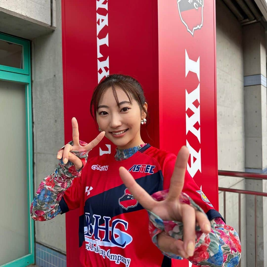 武田玲奈さんのインスタグラム写真 - (武田玲奈Instagram)「いわきFC応援にいきました📣 最後まで走り抜く選手達と 応援し続けるサポーターの皆様に たくさん元気貰いましたー！  結果は悔しいものとなりましたが、 J2残留おめでとうございます😊  まだまだ強くなってください⚽️ 応援し続けます！📣  tops @sol___official denim @wildrootz.denim accessories @sararth_jewelry  #PR #衣装着用 #衣装リース  #wildrootzdenim」11月4日 19時22分 - rena_takeda