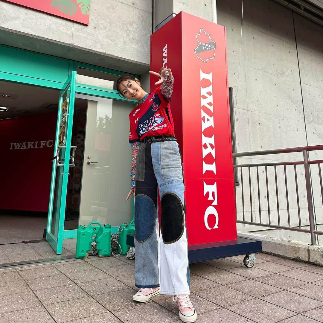 武田玲奈さんのインスタグラム写真 - (武田玲奈Instagram)「いわきFC応援にいきました📣 最後まで走り抜く選手達と 応援し続けるサポーターの皆様に たくさん元気貰いましたー！  結果は悔しいものとなりましたが、 J2残留おめでとうございます😊  まだまだ強くなってください⚽️ 応援し続けます！📣  tops @sol___official denim @wildrootz.denim accessories @sararth_jewelry  #PR #衣装着用 #衣装リース  #wildrootzdenim」11月4日 19時22分 - rena_takeda