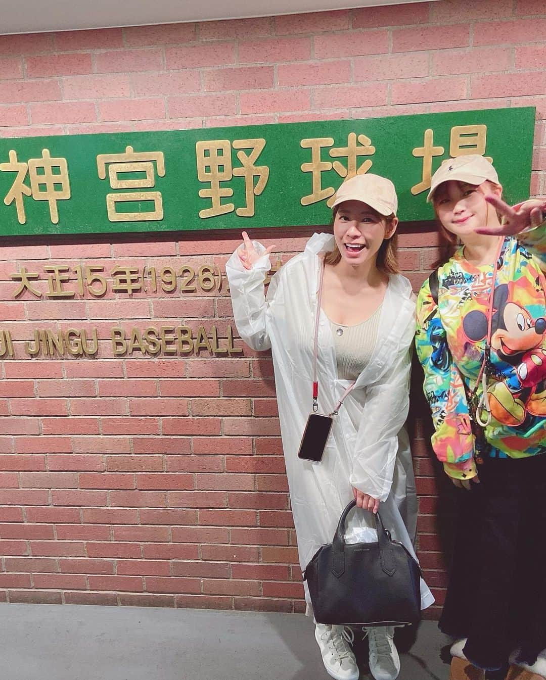 来栖あこさんのインスタグラム写真 - (来栖あこInstagram)「ゆいちゃんと神宮の最終戦いってました⚾️🍺💕」11月4日 19時22分 - akopai.081