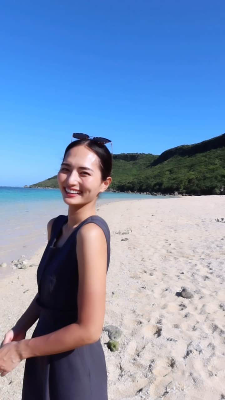 山賀琴子のインスタグラム：「2年ぶりの宮古島✨  今日は29度もあって完全に夏気分🌺 たまたま立ち寄ったビーチが抜群の透明度でみんなで感動しちゃった。 水着持ってきたら良かった🥹  #沖縄 #宮古島 #Okinawa #trip」