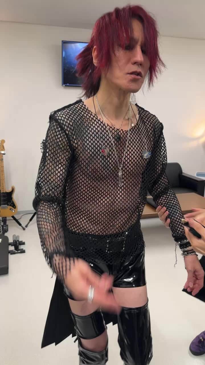 SUGIZOのインスタグラム：「2023年11月4日(土)SUGIZO Instagram Live! LUNA SEA 福岡マリンメッセB館にてDUAL ARENA TOUR 2023 「MOTHER OF LOVE,MOTHER OF HATE」開催‼ その様子を一部だけ特別にお見せします!!  #SUGIZO #LUNASEA #MOTHERvsSTYLE  #DUALARENATOUR2023」