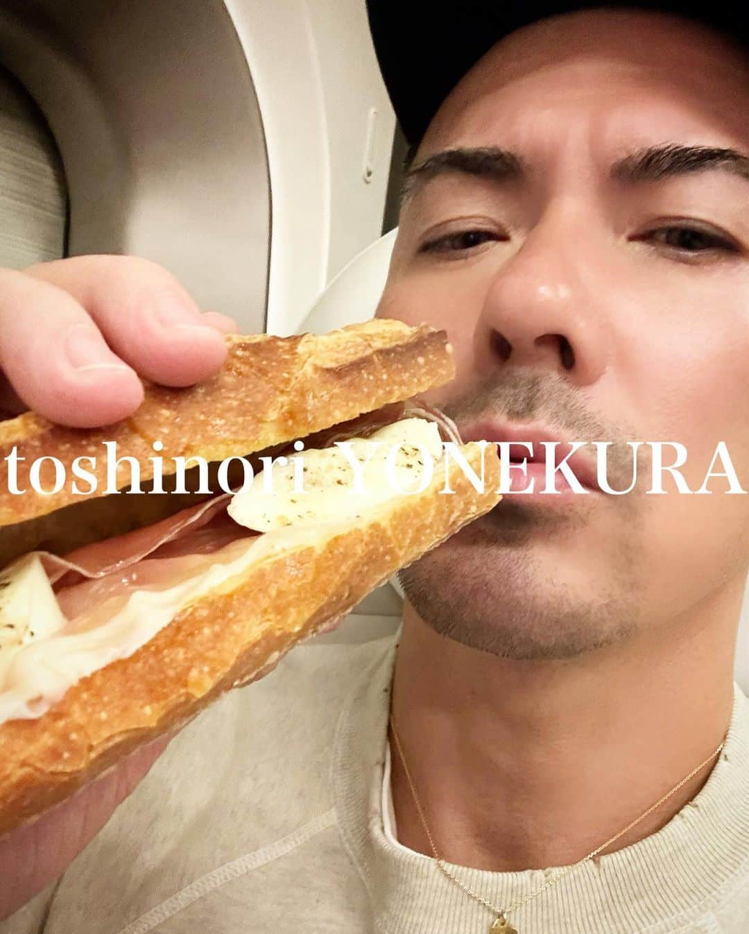 米倉利紀のインスタグラム：「モツァレラと生ハムのパンととしくん😊  パン撮ってる風で自分撮ってるうっとーしーやつ🤣」
