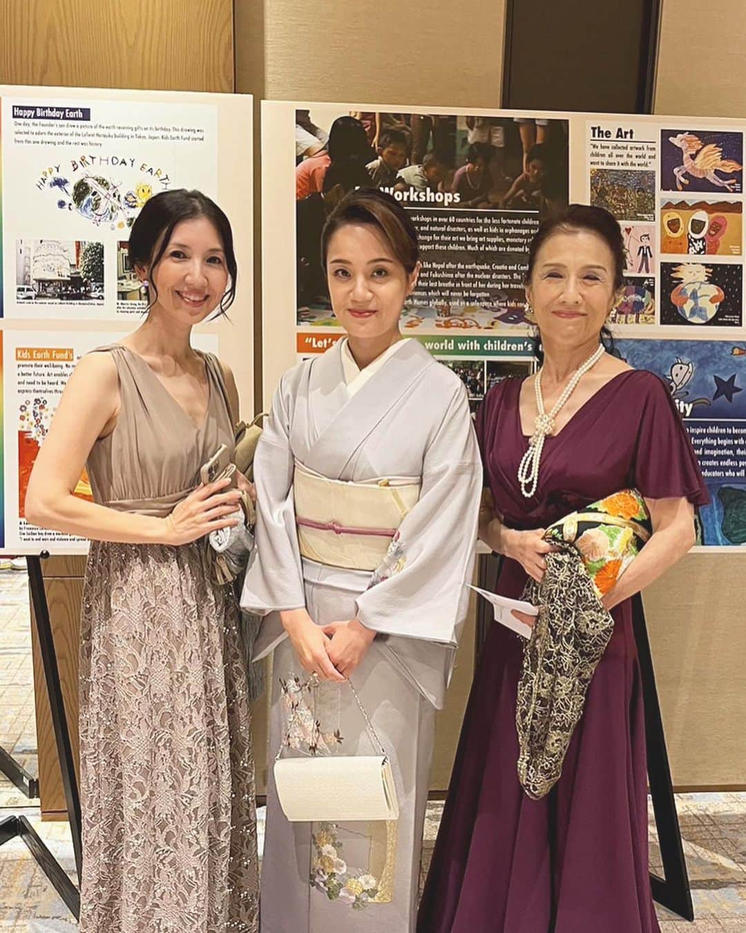 池上真麻さんのインスタグラム写真 - (池上真麻Instagram)「11/1 に特定非営利法人子供地球基金　@kidsearthfund のチャリティガラがありました。写真は友人たちにもらったもの。過去にはノーベル平和賞にノミネートされたこともあるこの団体は、35年前に鳥居晴美代表が息子のために作った幼稚園での活動から始まりました。今では年間約100回のワークショップを国内外で行っています。戦地、被災地での子供たちへの精神的ケアをすぐさま決断し実行してきた晴美さんのすごさは語りきれません。 そして、晴美さんをサポートする事務局、副代表、理事のみなさんの行動力や大きな心も素晴らしく、昨年から理事に加わった身としては、勉強させていただいていることばかりです。 35年継続することがどれだけ大変なことか。 これだけ多くの企業が協賛してくださることもその証のように思います。 毎年このパーティーで友人たちに会えることも楽しみのひとつ。今年は母も来てくれて、そっくりそっくり言われました。(写真4枚目、幼馴染と母と) 最後の動画は理事顧問一同。 . #子供地球基金 #チャリティー」11月4日 19時26分 - marsaikegami