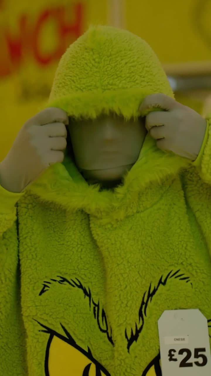 プリマークのインスタグラム：「Come behind the scenes from our epic The Grinch prank 👀 💚 #Primark #TheGrinch #BehindTheScenes」