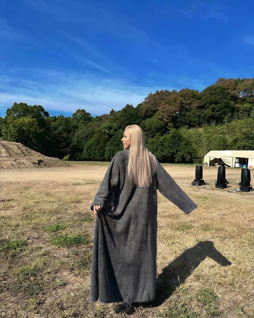 のインスタグラム：「今日は天気が良くてポカポカだったね🌞  私の冬の推しアイテムは着る毛布🧶  #はらちゃんのうまうま日記」