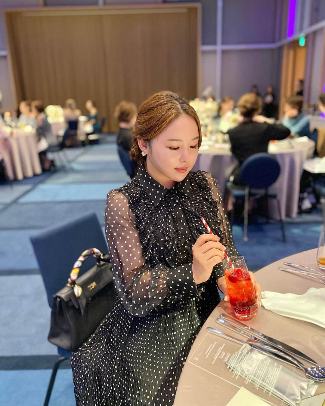 まゆまゆさんのインスタグラム写真 - (まゆまゆInstagram)「. ストーリー載せたらたくさん質問来てた結婚式コーデ💒🕊️ カタチ綺麗で、着やすいしドット柄が可愛い🖤 @eradie_official  参列してた方で、まさかの同じワンピース👗色違いを着てる方いてテンション上がった🫶 可愛いよね🥹また全身も載せる〜👗 #eradie_official #eradie_dress #結婚式コーデ #結婚式  #結婚式お呼ばれ」11月4日 19時29分 - 7mayu2mayu