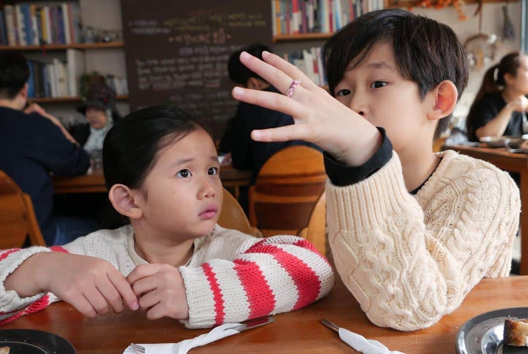 パク・ウォンジさんのインスタグラム写真 - (パク・ウォンジInstagram)「애들이 찍어준 우리 그리고 같이 앉은 너네들 😚」11月4日 19時30分 - sisi_wonji