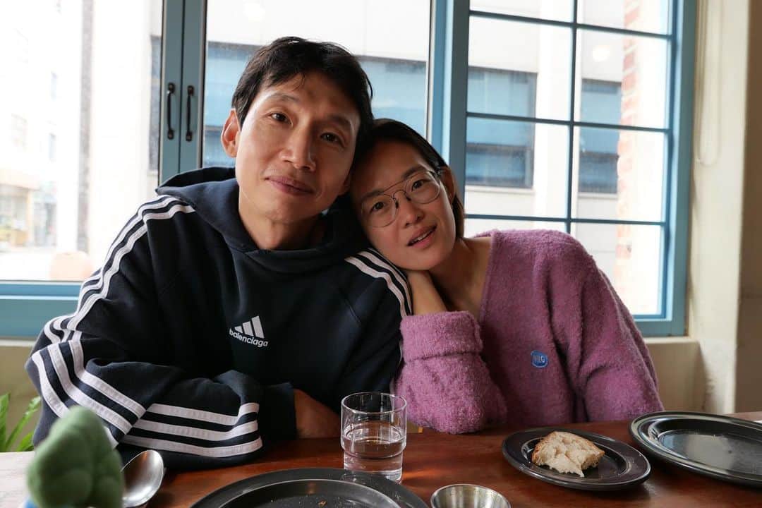 のインスタグラム：「애들이 찍어준 우리 그리고 같이 앉은 너네들 😚」