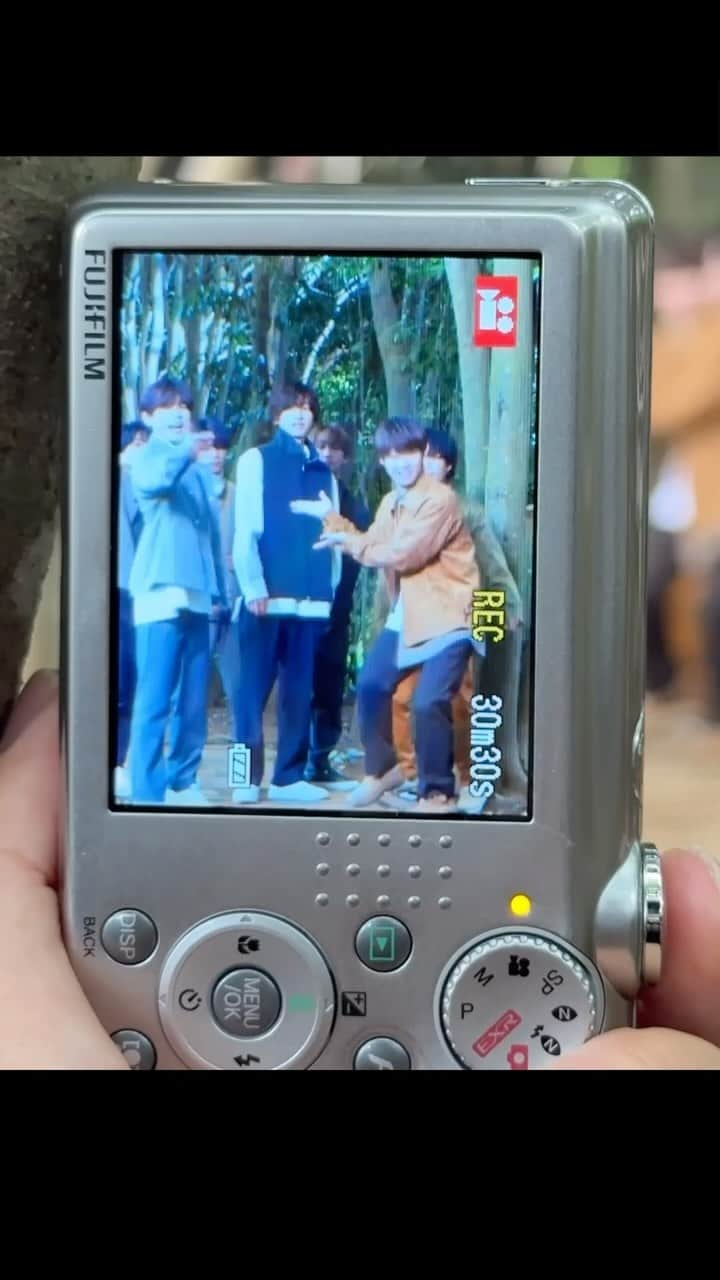 なにわ男子のインスタグラム：「📹デジカメの中のなにわ男子も愛してね🤍  ⁡ どこか懐かしさを感じる デジカメを使って｢I Wish｣の裏側をお届け📒🩵  ⁡ 発売まであと11日😳  ⁡  #IWish #なにわ男子 #naniwadanshi #なにわグラム」