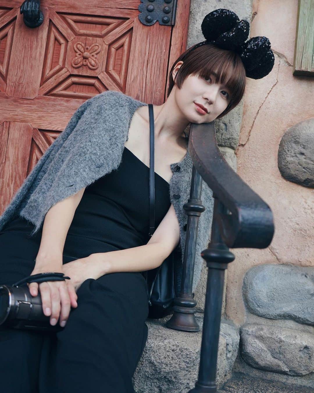 鶴田真梨のインスタグラム：「先月の思い出🐭 ハンディーカム持ってシュール🧳」