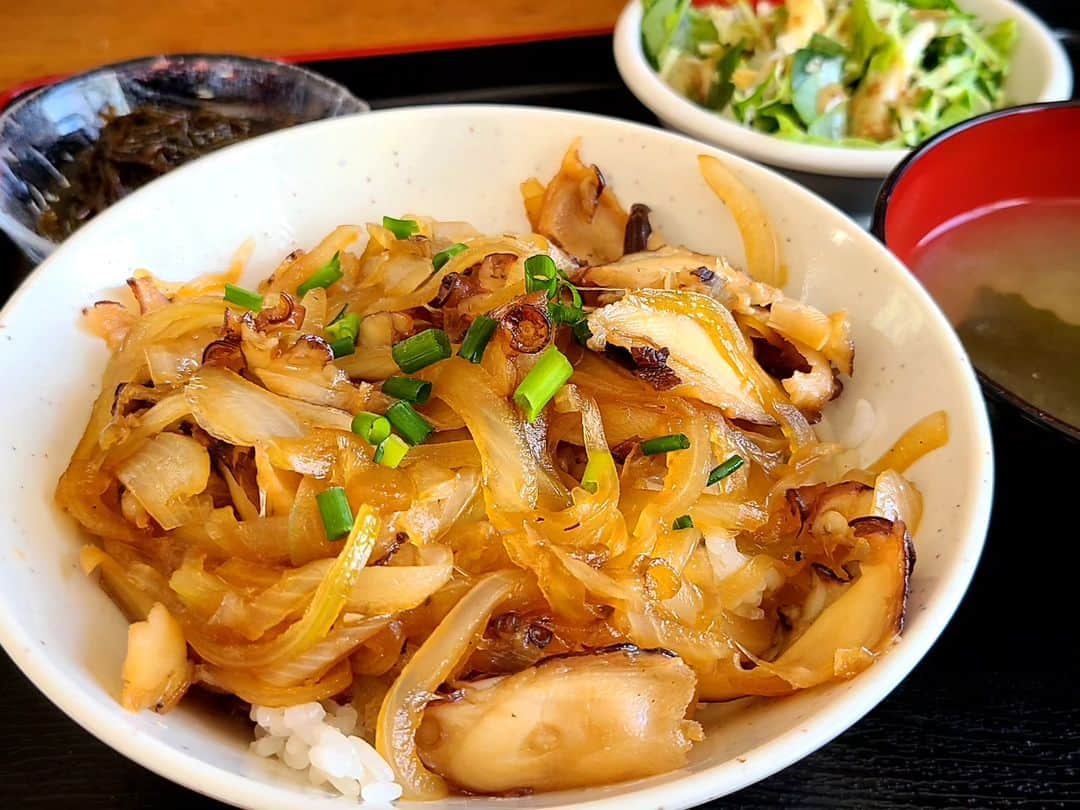 松本康太のインスタグラム：「『大神島のカーキたこ丼』  激レア丼！ 宮古島から船で15分の大神島！ 神様の住む島で宮古島の人から言われたのは「大神島は神様の島だから、島から石ころ１つ持ち出して行けないよ、神様の島にお邪魔させてもらう感じ、、だからよ。」  宮古の人は怖がって島に近寄らない人が多いのです。観光客の人が凄いパワースポットとパワーをいただきに行く人や、大神島の海に身体を清めに入りに行く人が多い島なのです！　  そこの名物がカーキたこ(タコの燻製)！ 電気が無い時代にタコを4時間ほど燻して保存食にしていたらしい。  10年ほど前は、お土産で売っていたのですが、作る人が少なく手がまわらず売ってないとのこと、なので食べれるのはおぷゆう食堂の限定10食のカーキたこ丼！　  神様の島のパワーフードなのです。 すき焼きのような甘辛タレでとても美味しいo(^o^)o⤴️　  たまに宮古島本島で大神島のカーキたこが販売していることもあるらしいので、見つけたらゲットして神様の島のパワーをいただいてくださいね。  #宮古島#大神島#パワースポット#激レア#激レアグルメ#パワーフード#カーキたこ#カーキたこ丼#おぷゆう食堂#レギュラー松本#あるある探検隊#激レア丼#たこ丼」