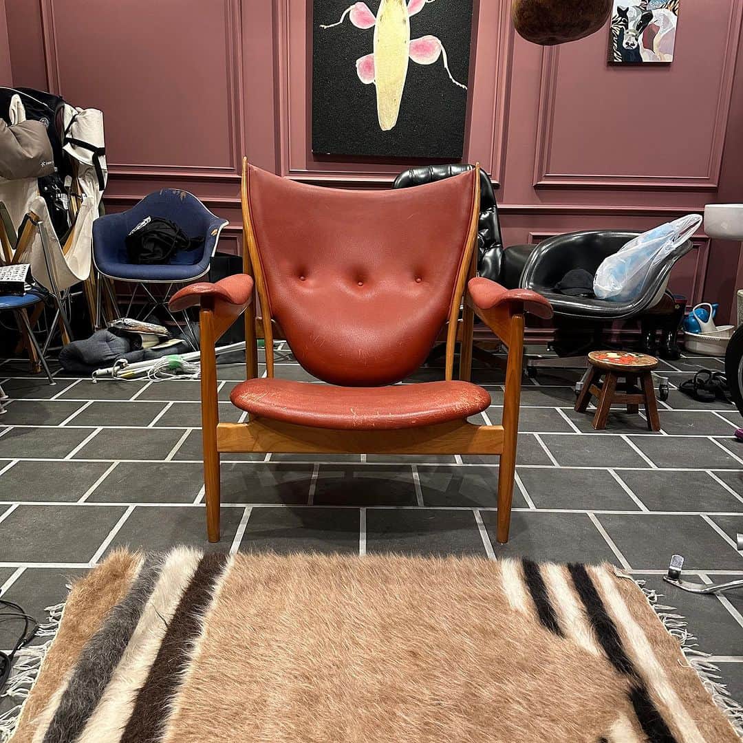 株式会社つかさ工務店のインスタグラム：「私の宝物は二つあるチーフテンチェア この美しい椅子は、フィンユールがデザインし、家具職人のNIELS ROTH ANDERSENさんが作りました デンマークのデザインの傑作で、心地良さと美しさが一体となっています  #チーフテンチェア #デンマーク家具 #北欧 #フィンユール #NIELS ROTH ANDERSEN」