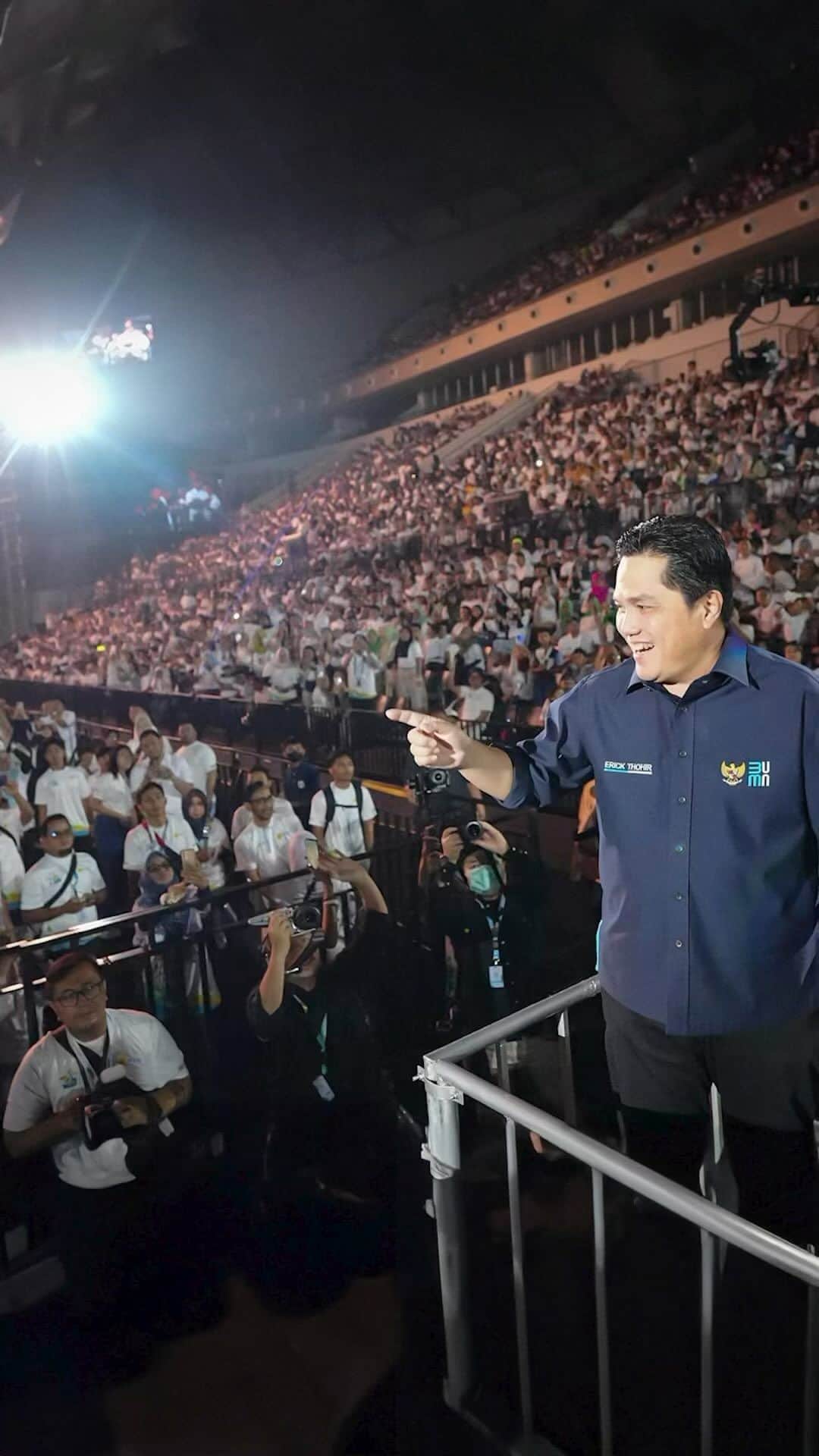 エリック・トヒルのインスタグラム：「PLN adalah jantungnya Indonesia. Ibarat sebuah jantung yang terus mengalirkan darah ke seluruh tubuh, PLN terus mengalirkan listrik ke rumah tangga hingga konsumen industri di seluruh Indonesia.   Terima kasih telah merawat jantung Indonesia ini tetap sehat, sehingga memudahkan aktivitas masyarakat dan menggerakkan roda perekonomian.  Selamat Hari Listrik Nasional!」